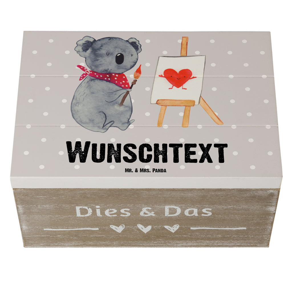 Personalisierte Holzkiste Koala Künstler Holzkiste mit Namen, Kiste mit Namen, Schatzkiste mit Namen, Truhe mit Namen, Schatulle mit Namen, Erinnerungsbox mit Namen, Erinnerungskiste, mit Namen, Dekokiste mit Namen, Aufbewahrungsbox mit Namen, Holzkiste Personalisiert, Kiste Personalisiert, Schatzkiste Personalisiert, Truhe Personalisiert, Schatulle Personalisiert, Erinnerungsbox Personalisiert, Erinnerungskiste Personalisiert, Dekokiste Personalisiert, Aufbewahrungsbox Personalisiert, Koala, Koalabär, Liebe, Liebensbeweis, Liebesgeschenk, Gefühle, Künstler, zeichnen