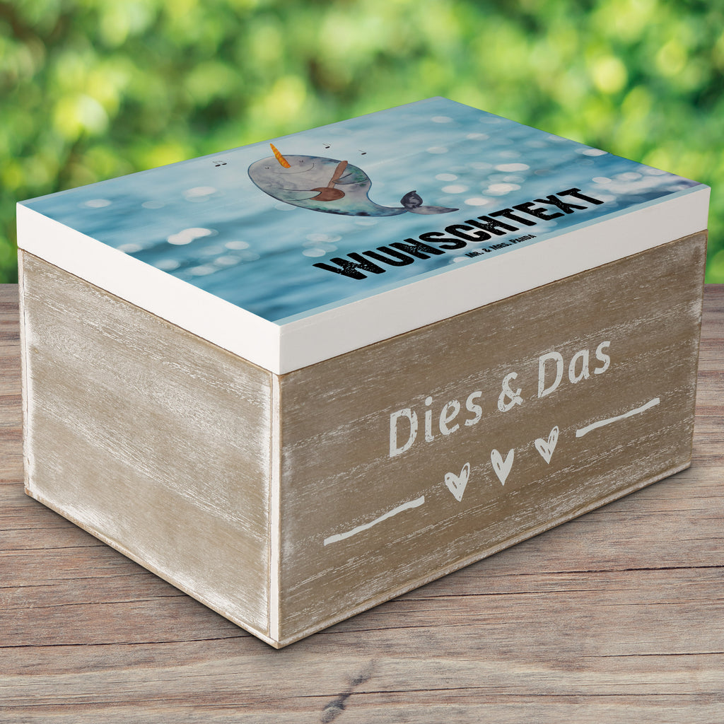Personalisierte Holzkiste Narwal Gitarre Holzkiste mit Namen, Kiste mit Namen, Schatzkiste mit Namen, Truhe mit Namen, Schatulle mit Namen, Erinnerungsbox mit Namen, Erinnerungskiste, mit Namen, Dekokiste mit Namen, Aufbewahrungsbox mit Namen, Holzkiste Personalisiert, Kiste Personalisiert, Schatzkiste Personalisiert, Truhe Personalisiert, Schatulle Personalisiert, Erinnerungsbox Personalisiert, Erinnerungskiste Personalisiert, Dekokiste Personalisiert, Aufbewahrungsbox Personalisiert, Meerestiere, Meer, Urlaub, Narwal, Wal, Tanzen, Probleme, Problemlösung, Frust, Gespräche, Gitarre