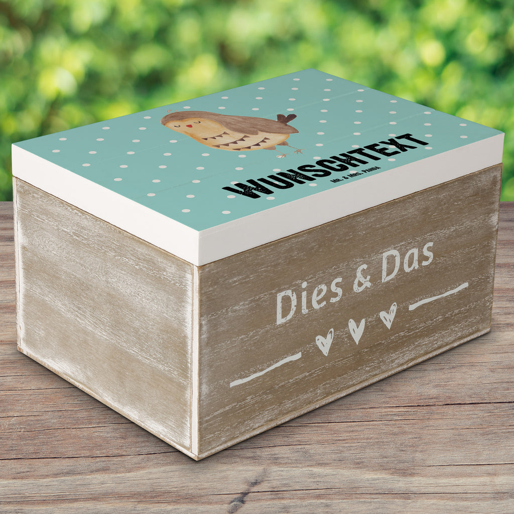 Personalisierte Holzkiste Eule Zufrieden Holzkiste mit Namen, Kiste mit Namen, Schatzkiste mit Namen, Truhe mit Namen, Schatulle mit Namen, Erinnerungsbox mit Namen, Erinnerungskiste, mit Namen, Dekokiste mit Namen, Aufbewahrungsbox mit Namen, Holzkiste Personalisiert, Kiste Personalisiert, Schatzkiste Personalisiert, Truhe Personalisiert, Schatulle Personalisiert, Erinnerungsbox Personalisiert, Erinnerungskiste Personalisiert, Dekokiste Personalisiert, Aufbewahrungsbox Personalisiert, Eule, Eule Spruch, Eule deko, Owl, Liebe Spruch, Romantisch, Wortspiel lustig, Spruch schön, Geschenk Hochzeitstag