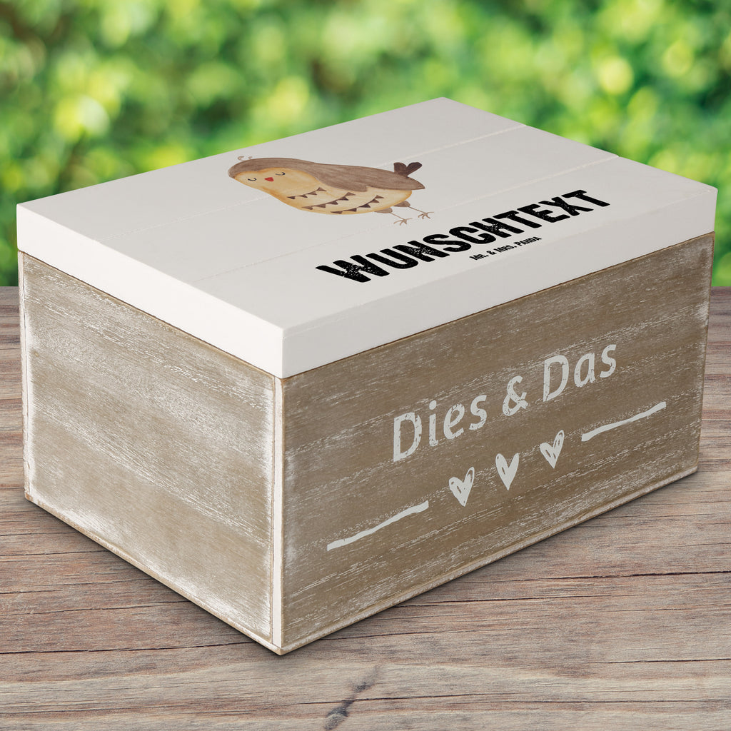 Personalisierte Holzkiste Eule Zufrieden Holzkiste mit Namen, Kiste mit Namen, Schatzkiste mit Namen, Truhe mit Namen, Schatulle mit Namen, Erinnerungsbox mit Namen, Erinnerungskiste, mit Namen, Dekokiste mit Namen, Aufbewahrungsbox mit Namen, Holzkiste Personalisiert, Kiste Personalisiert, Schatzkiste Personalisiert, Truhe Personalisiert, Schatulle Personalisiert, Erinnerungsbox Personalisiert, Erinnerungskiste Personalisiert, Dekokiste Personalisiert, Aufbewahrungsbox Personalisiert, Eule, Eule Spruch, Eule deko, Owl, Liebe Spruch, Romantisch, Wortspiel lustig, Spruch schön, Geschenk Hochzeitstag