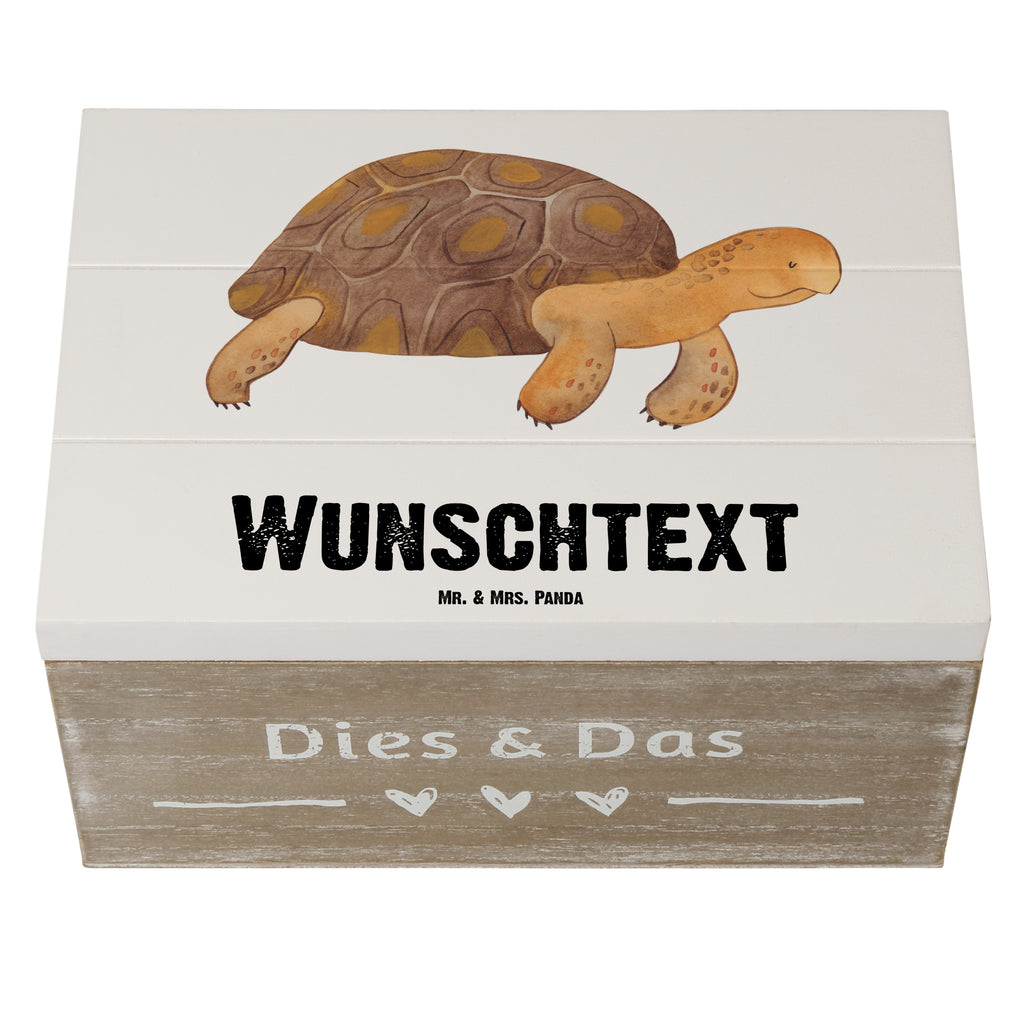 Personalisierte Holzkiste Schildkröte marschiert Holzkiste mit Namen, Kiste mit Namen, Schatzkiste mit Namen, Truhe mit Namen, Schatulle mit Namen, Erinnerungsbox mit Namen, Erinnerungskiste, mit Namen, Dekokiste mit Namen, Aufbewahrungsbox mit Namen, Holzkiste Personalisiert, Kiste Personalisiert, Schatzkiste Personalisiert, Truhe Personalisiert, Schatulle Personalisiert, Erinnerungsbox Personalisiert, Erinnerungskiste Personalisiert, Dekokiste Personalisiert, Aufbewahrungsbox Personalisiert, Meerestiere, Meer, Urlaub, Schildkröte, Schildkröten, get lost, Abenteuer, Reiselust, Inspiration, Neustart, Motivation, Lieblingsmensch