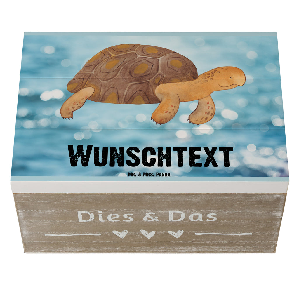Personalisierte Holzkiste Schildkröte marschiert Holzkiste mit Namen, Kiste mit Namen, Schatzkiste mit Namen, Truhe mit Namen, Schatulle mit Namen, Erinnerungsbox mit Namen, Erinnerungskiste, mit Namen, Dekokiste mit Namen, Aufbewahrungsbox mit Namen, Holzkiste Personalisiert, Kiste Personalisiert, Schatzkiste Personalisiert, Truhe Personalisiert, Schatulle Personalisiert, Erinnerungsbox Personalisiert, Erinnerungskiste Personalisiert, Dekokiste Personalisiert, Aufbewahrungsbox Personalisiert, Meerestiere, Meer, Urlaub, Schildkröte, Schildkröten, get lost, Abenteuer, Reiselust, Inspiration, Neustart, Motivation, Lieblingsmensch
