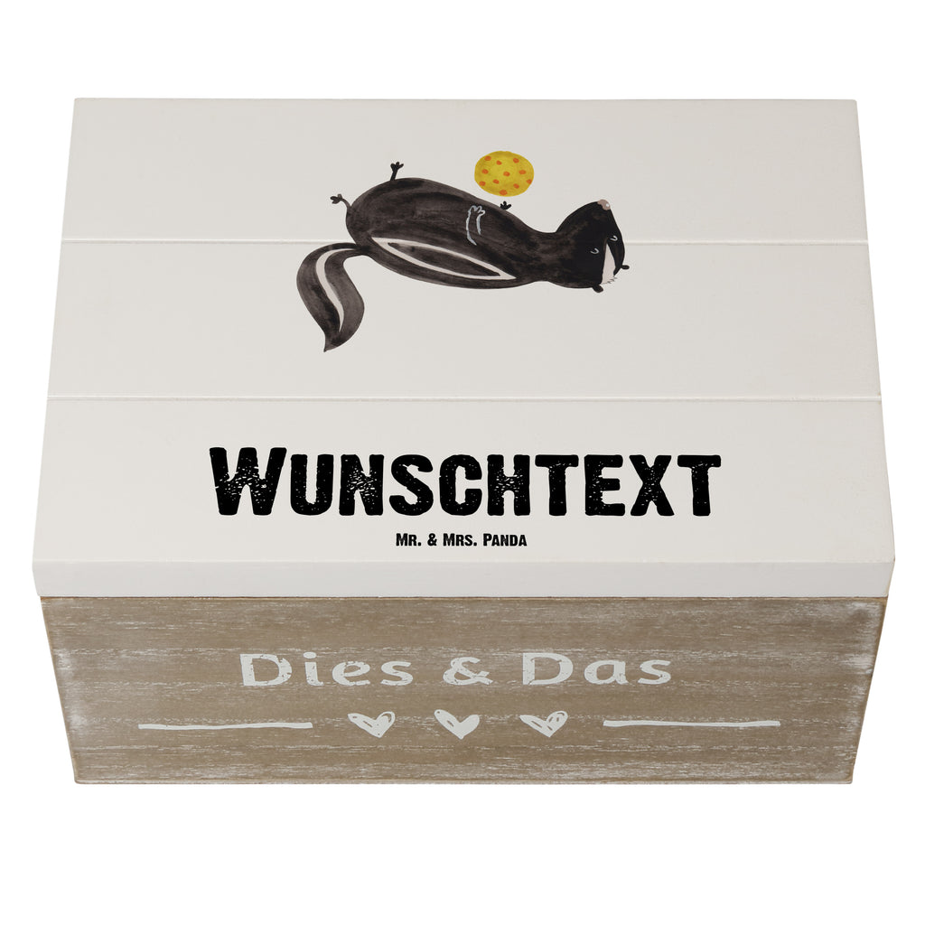 Personalisierte Holzkiste Stinktier Ball Holzkiste mit Namen, Kiste mit Namen, Schatzkiste mit Namen, Truhe mit Namen, Schatulle mit Namen, Erinnerungsbox mit Namen, Erinnerungskiste, mit Namen, Dekokiste mit Namen, Aufbewahrungsbox mit Namen, Holzkiste Personalisiert, Kiste Personalisiert, Schatzkiste Personalisiert, Truhe Personalisiert, Schatulle Personalisiert, Erinnerungsbox Personalisiert, Erinnerungskiste Personalisiert, Dekokiste Personalisiert, Aufbewahrungsbox Personalisiert, Stinktier, Skunk, Wildtier, Raubtier, Stinker, Stinki, verspielt, Weisheit