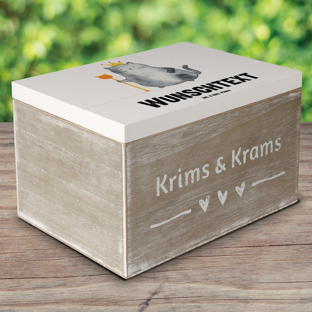 Personalisierte Holzkiste Katzen Koenig Holzkiste mit Namen, Kiste mit Namen, Schatzkiste mit Namen, Truhe mit Namen, Schatulle mit Namen, Erinnerungsbox mit Namen, Erinnerungskiste, mit Namen, Dekokiste mit Namen, Aufbewahrungsbox mit Namen, Holzkiste Personalisiert, Kiste Personalisiert, Schatzkiste Personalisiert, Truhe Personalisiert, Schatulle Personalisiert, Erinnerungsbox Personalisiert, Erinnerungskiste Personalisiert, Dekokiste Personalisiert, Aufbewahrungsbox Personalisiert, Katze, Katzenmotiv, Katzenfan, Katzendeko, Katzenfreund, Katzenliebhaber, Katzenprodukte, Katzenartikel, Katzenaccessoires, Katzensouvenirs, Katzenliebhaberprodukte, Katzenmotive, Katzen, Kater, Mietze, Cat, Cats, Katzenhalter, Katzenbesitzerin, Haustier, König, Königin, Queen, Familie, Mietzhaus, Wohnung, erste eigenen Wohnung, Umzug, Einzug