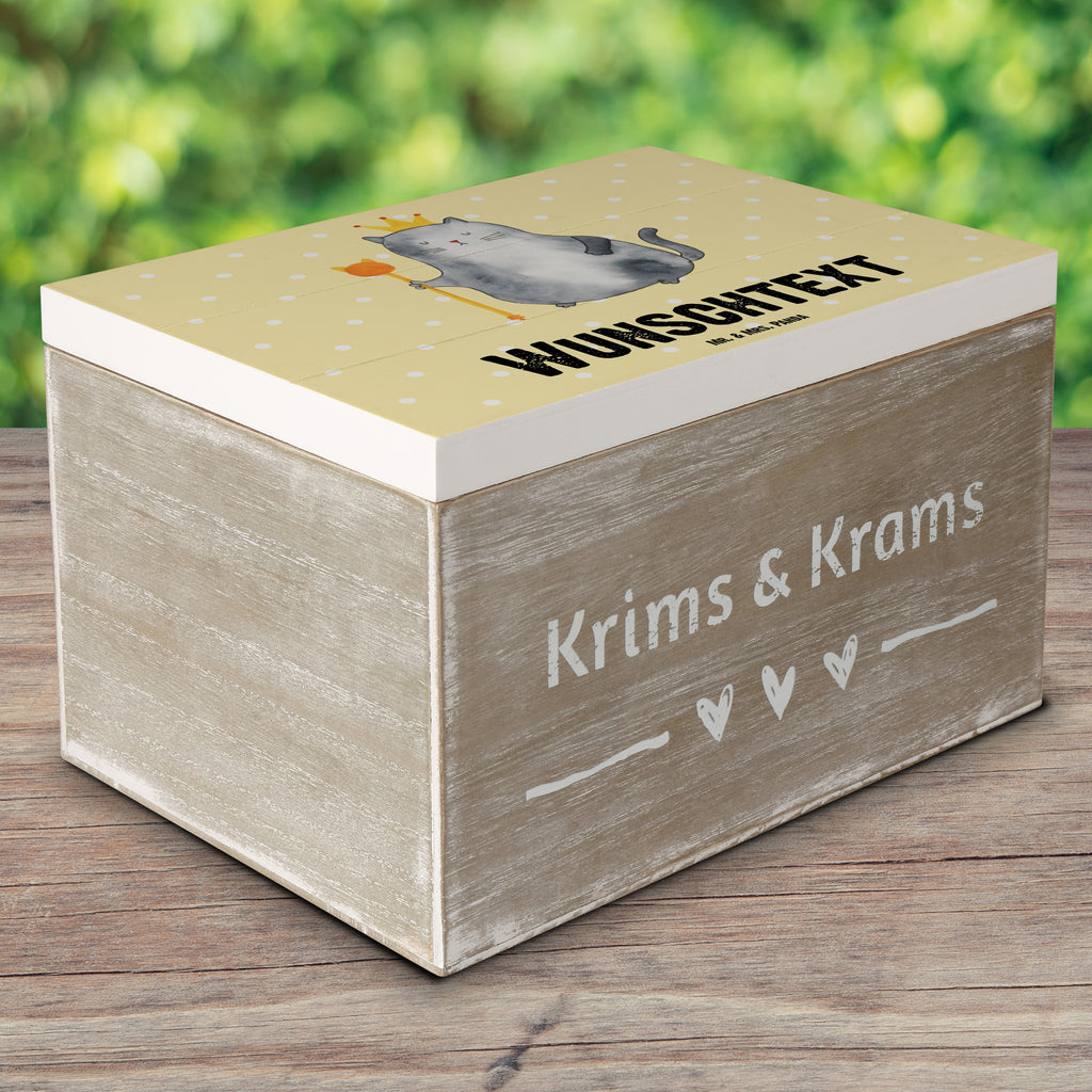 Personalisierte Holzkiste Katzen Koenig Holzkiste mit Namen, Kiste mit Namen, Schatzkiste mit Namen, Truhe mit Namen, Schatulle mit Namen, Erinnerungsbox mit Namen, Erinnerungskiste, mit Namen, Dekokiste mit Namen, Aufbewahrungsbox mit Namen, Holzkiste Personalisiert, Kiste Personalisiert, Schatzkiste Personalisiert, Truhe Personalisiert, Schatulle Personalisiert, Erinnerungsbox Personalisiert, Erinnerungskiste Personalisiert, Dekokiste Personalisiert, Aufbewahrungsbox Personalisiert, Katze, Katzenmotiv, Katzenfan, Katzendeko, Katzenfreund, Katzenliebhaber, Katzenprodukte, Katzenartikel, Katzenaccessoires, Katzensouvenirs, Katzenliebhaberprodukte, Katzenmotive, Katzen, Kater, Mietze, Cat, Cats, Katzenhalter, Katzenbesitzerin, Haustier, König, Königin, Queen, Familie, Mietzhaus, Wohnung, erste eigenen Wohnung, Umzug, Einzug