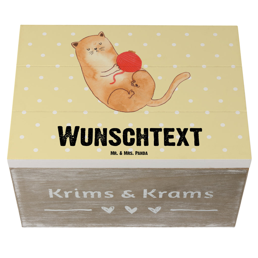 Personalisierte Holzkiste Katzen Wollknäul Holzkiste mit Namen, Kiste mit Namen, Schatzkiste mit Namen, Truhe mit Namen, Schatulle mit Namen, Erinnerungsbox mit Namen, Erinnerungskiste, mit Namen, Dekokiste mit Namen, Aufbewahrungsbox mit Namen, Holzkiste Personalisiert, Kiste Personalisiert, Schatzkiste Personalisiert, Truhe Personalisiert, Schatulle Personalisiert, Erinnerungsbox Personalisiert, Erinnerungskiste Personalisiert, Dekokiste Personalisiert, Aufbewahrungsbox Personalisiert, Katze, Katzenmotiv, Katzenfan, Katzendeko, Katzenfreund, Katzenliebhaber, Katzenprodukte, Katzenartikel, Katzenaccessoires, Katzensouvenirs, Katzenliebhaberprodukte, Katzenmotive, Katzen, Kater, Mietze, Cat, Cats, Katzenhalter, Katzenbesitzerin, Haustier, Wollknäuel, Wolle, Spielen, Spiel, verspielt