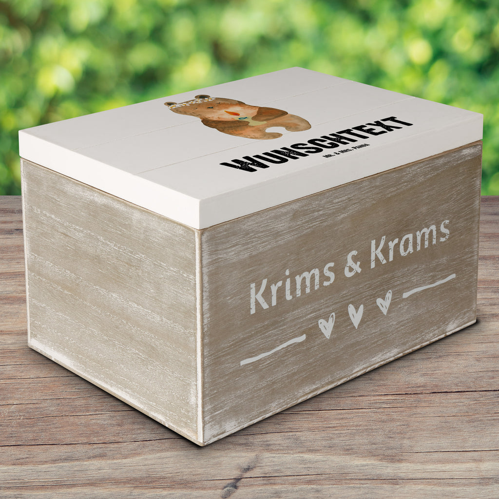 Personalisierte Holzkiste Kommunion-Bär Holzkiste mit Namen, Kiste mit Namen, Schatzkiste mit Namen, Truhe mit Namen, Schatulle mit Namen, Erinnerungsbox mit Namen, Erinnerungskiste, mit Namen, Dekokiste mit Namen, Aufbewahrungsbox mit Namen, Holzkiste Personalisiert, Kiste Personalisiert, Schatzkiste Personalisiert, Truhe Personalisiert, Schatulle Personalisiert, Erinnerungsbox Personalisiert, Erinnerungskiste Personalisiert, Dekokiste Personalisiert, Aufbewahrungsbox Personalisiert, Bär, Teddy, Teddybär, Kommunion, Gottes Segen, Taufkerze, katholisch