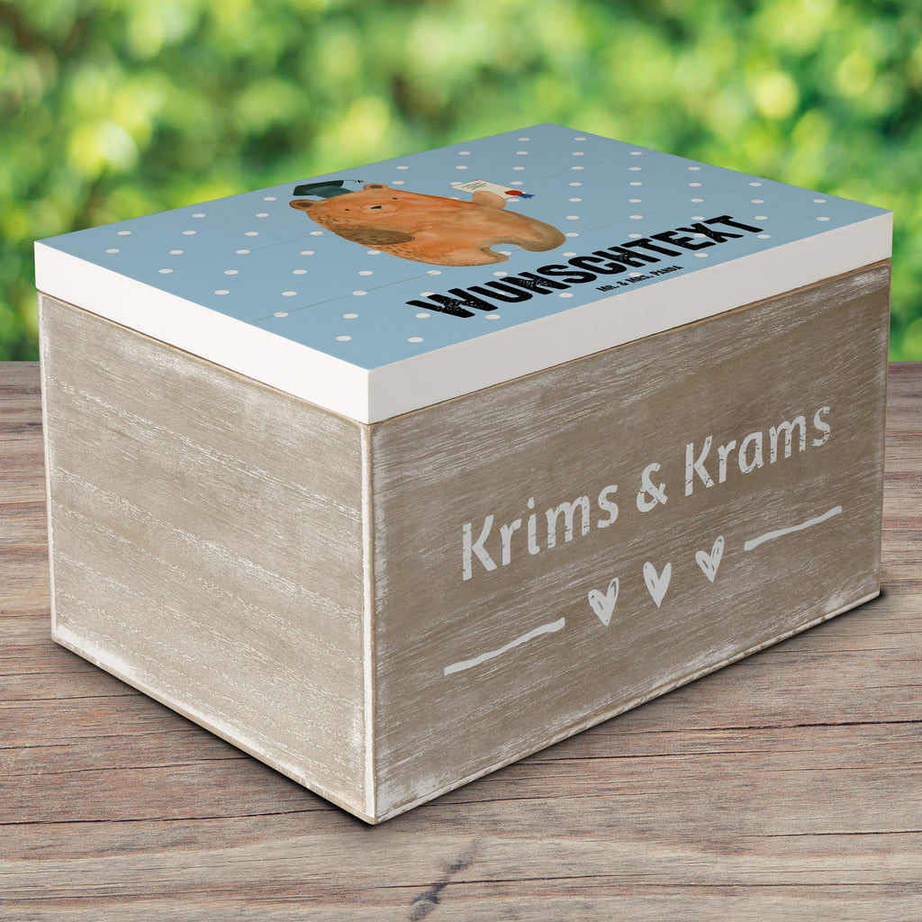 Personalisierte Holzkiste Prüfungsbär Holzkiste mit Namen, Kiste mit Namen, Schatzkiste mit Namen, Truhe mit Namen, Schatulle mit Namen, Erinnerungsbox mit Namen, Erinnerungskiste, mit Namen, Dekokiste mit Namen, Aufbewahrungsbox mit Namen, Holzkiste Personalisiert, Kiste Personalisiert, Schatzkiste Personalisiert, Truhe Personalisiert, Schatulle Personalisiert, Erinnerungsbox Personalisiert, Erinnerungskiste Personalisiert, Dekokiste Personalisiert, Aufbewahrungsbox Personalisiert, Bär, Teddy, Teddybär, Abitur, Prüfungen, Prüfung bestanden, Abschluss, Zeugnis, Abschlusszeugnis