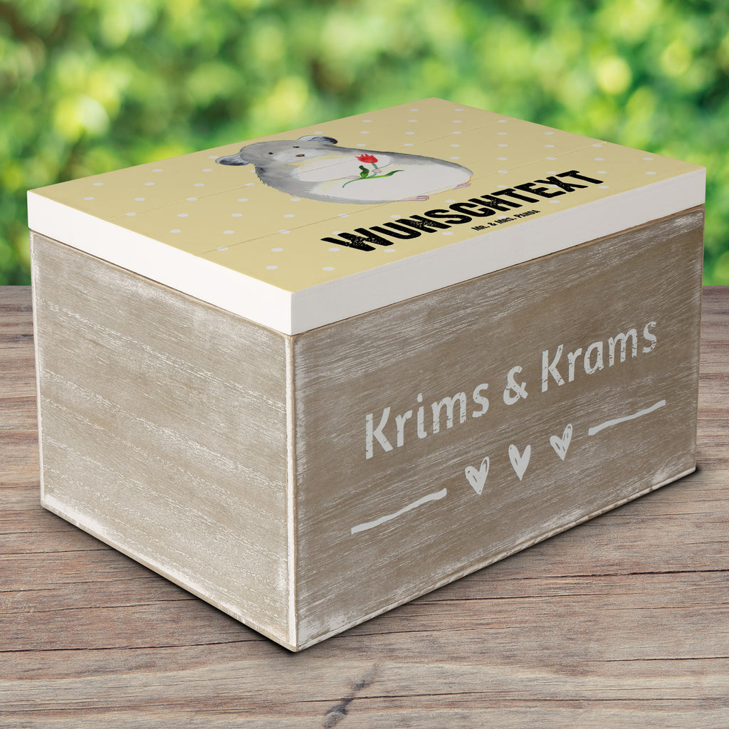 Personalisierte Holzkiste Chinchilla mit Blume Holzkiste mit Namen, Kiste mit Namen, Schatzkiste mit Namen, Truhe mit Namen, Schatulle mit Namen, Erinnerungsbox mit Namen, Erinnerungskiste, mit Namen, Dekokiste mit Namen, Aufbewahrungsbox mit Namen, Holzkiste Personalisiert, Kiste Personalisiert, Schatzkiste Personalisiert, Truhe Personalisiert, Schatulle Personalisiert, Erinnerungsbox Personalisiert, Erinnerungskiste Personalisiert, Dekokiste Personalisiert, Aufbewahrungsbox Personalisiert, süße Tiermotive, gute Laune, lustige Sprüche, Tiere, Chinchilla, Chinchillas, Liebeskummer, Kummer, Depressionen, traurig sein, Chaos, Glücklichsein, Büro, Büroalltag