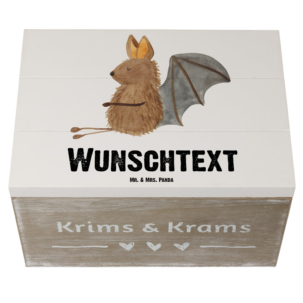 Personalisierte Holzkiste Fledermaus sitzend Holzkiste mit Namen, Kiste mit Namen, Schatzkiste mit Namen, Truhe mit Namen, Schatulle mit Namen, Erinnerungsbox mit Namen, Erinnerungskiste, mit Namen, Dekokiste mit Namen, Aufbewahrungsbox mit Namen, Holzkiste Personalisiert, Kiste Personalisiert, Schatzkiste Personalisiert, Truhe Personalisiert, Schatulle Personalisiert, Erinnerungsbox Personalisiert, Erinnerungskiste Personalisiert, Dekokiste Personalisiert, Aufbewahrungsbox Personalisiert, süße Tiermotive, gute Laune, lustige Sprüche, Tiere, Fledermaus, Fledermäuse, Motivation, entspannen