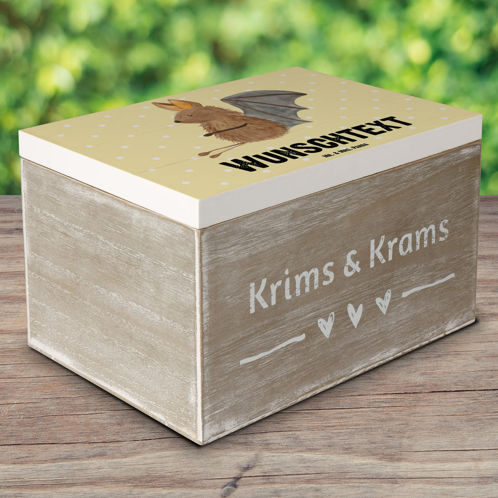 Personalisierte Holzkiste Fledermaus sitzend Holzkiste mit Namen, Kiste mit Namen, Schatzkiste mit Namen, Truhe mit Namen, Schatulle mit Namen, Erinnerungsbox mit Namen, Erinnerungskiste, mit Namen, Dekokiste mit Namen, Aufbewahrungsbox mit Namen, Holzkiste Personalisiert, Kiste Personalisiert, Schatzkiste Personalisiert, Truhe Personalisiert, Schatulle Personalisiert, Erinnerungsbox Personalisiert, Erinnerungskiste Personalisiert, Dekokiste Personalisiert, Aufbewahrungsbox Personalisiert, süße Tiermotive, gute Laune, lustige Sprüche, Tiere, Fledermaus, Fledermäuse, Motivation, entspannen