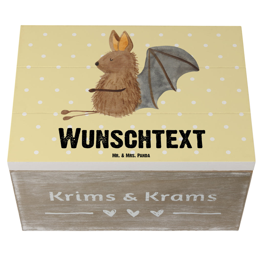 Personalisierte Holzkiste Fledermaus sitzend Holzkiste mit Namen, Kiste mit Namen, Schatzkiste mit Namen, Truhe mit Namen, Schatulle mit Namen, Erinnerungsbox mit Namen, Erinnerungskiste, mit Namen, Dekokiste mit Namen, Aufbewahrungsbox mit Namen, Holzkiste Personalisiert, Kiste Personalisiert, Schatzkiste Personalisiert, Truhe Personalisiert, Schatulle Personalisiert, Erinnerungsbox Personalisiert, Erinnerungskiste Personalisiert, Dekokiste Personalisiert, Aufbewahrungsbox Personalisiert, süße Tiermotive, gute Laune, lustige Sprüche, Tiere, Fledermaus, Fledermäuse, Motivation, entspannen