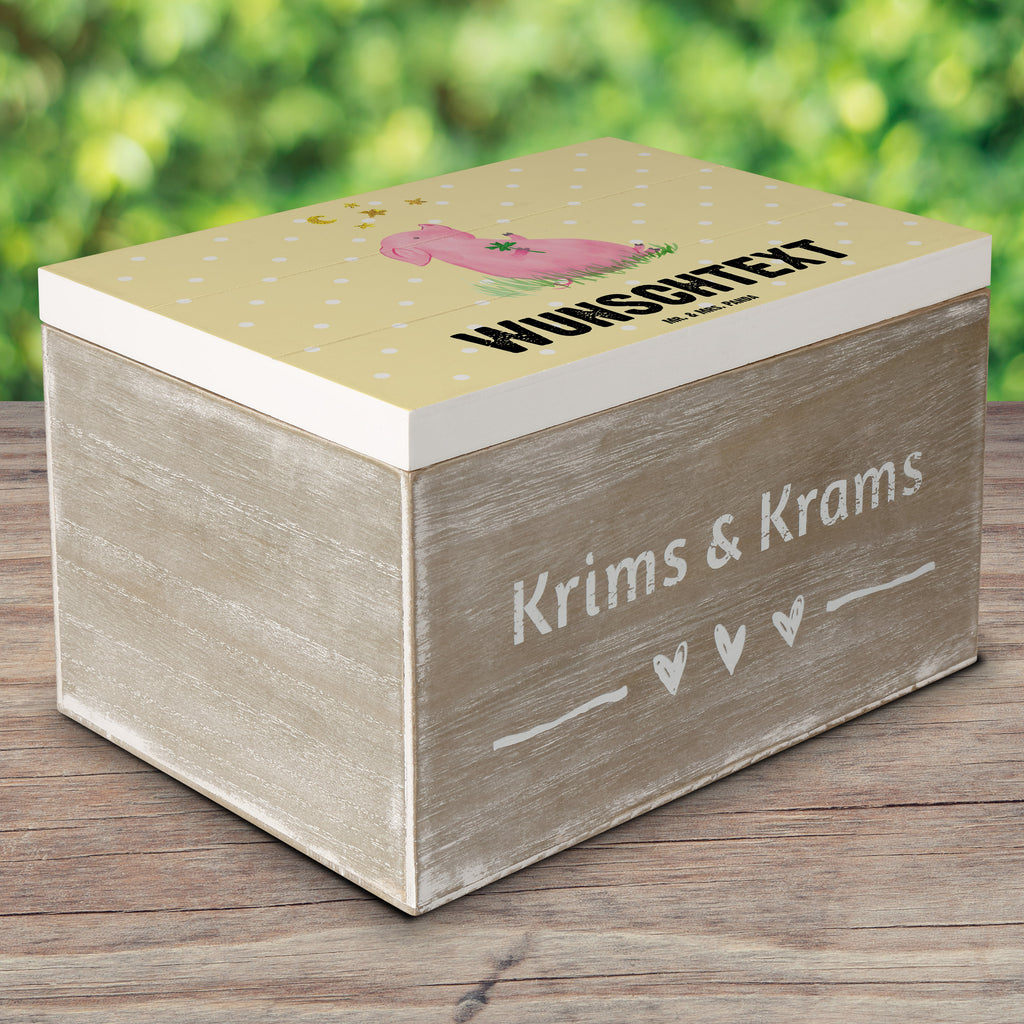 Personalisierte Holzkiste Glücksschwein Holzkiste mit Namen, Kiste mit Namen, Schatzkiste mit Namen, Truhe mit Namen, Schatulle mit Namen, Erinnerungsbox mit Namen, Erinnerungskiste, mit Namen, Dekokiste mit Namen, Aufbewahrungsbox mit Namen, Holzkiste Personalisiert, Kiste Personalisiert, Schatzkiste Personalisiert, Truhe Personalisiert, Schatulle Personalisiert, Erinnerungsbox Personalisiert, Erinnerungskiste Personalisiert, Dekokiste Personalisiert, Aufbewahrungsbox Personalisiert, süße Tiermotive, gute Laune, lustige Sprüche, Tiere, Glücksschwein. Glück, Schwein, Schweinchen, Sterne, Sernchen, Ziele, Träume, Motivation, Glücksbringer