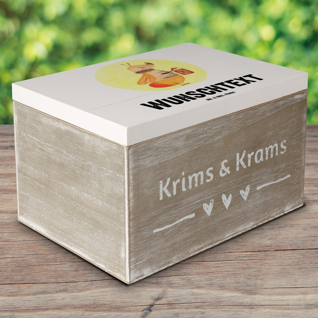 Personalisierte Holzkiste Glühwürmchen Holzkiste mit Namen, Kiste mit Namen, Schatzkiste mit Namen, Truhe mit Namen, Schatulle mit Namen, Erinnerungsbox mit Namen, Erinnerungskiste, mit Namen, Dekokiste mit Namen, Aufbewahrungsbox mit Namen, Holzkiste Personalisiert, Kiste Personalisiert, Schatzkiste Personalisiert, Truhe Personalisiert, Schatulle Personalisiert, Erinnerungsbox Personalisiert, Erinnerungskiste Personalisiert, Dekokiste Personalisiert, Aufbewahrungsbox Personalisiert, süße Tiermotive, gute Laune, lustige Sprüche, Tiere, Glühwürmchen, Glühwurm, Falter, Liebe, Leuchten, magisch, Liebesbeweis, Lieblingsmensch, Verlobung, Heiratsantrag, Jahrestag, Liebesspruch