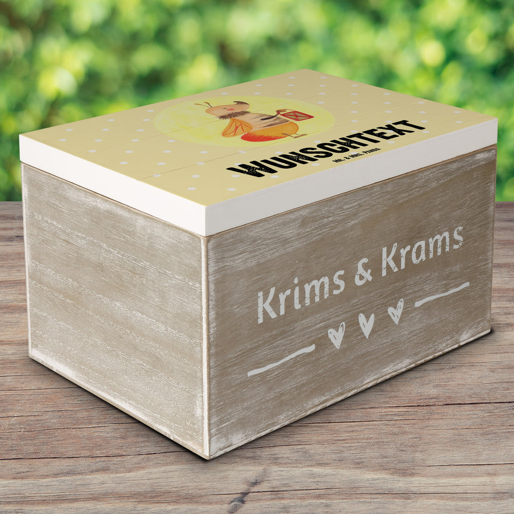 Personalisierte Holzkiste Glühwürmchen Holzkiste mit Namen, Kiste mit Namen, Schatzkiste mit Namen, Truhe mit Namen, Schatulle mit Namen, Erinnerungsbox mit Namen, Erinnerungskiste, mit Namen, Dekokiste mit Namen, Aufbewahrungsbox mit Namen, Holzkiste Personalisiert, Kiste Personalisiert, Schatzkiste Personalisiert, Truhe Personalisiert, Schatulle Personalisiert, Erinnerungsbox Personalisiert, Erinnerungskiste Personalisiert, Dekokiste Personalisiert, Aufbewahrungsbox Personalisiert, süße Tiermotive, gute Laune, lustige Sprüche, Tiere, Glühwürmchen, Glühwurm, Falter, Liebe, Leuchten, magisch, Liebesbeweis, Lieblingsmensch, Verlobung, Heiratsantrag, Jahrestag, Liebesspruch
