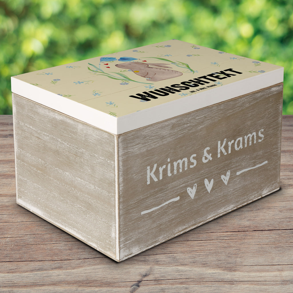 Personalisierte Holzkiste Hase Blume Holzkiste mit Namen, Kiste mit Namen, Schatzkiste mit Namen, Truhe mit Namen, Schatulle mit Namen, Erinnerungsbox mit Namen, Erinnerungskiste, mit Namen, Dekokiste mit Namen, Aufbewahrungsbox mit Namen, Holzkiste Personalisiert, Kiste Personalisiert, Schatzkiste Personalisiert, Truhe Personalisiert, Schatulle Personalisiert, Erinnerungsbox Personalisiert, Erinnerungskiste Personalisiert, Dekokiste Personalisiert, Aufbewahrungsbox Personalisiert, Ostern, Osterhase, Ostergeschenke, Osternest, Osterdeko, Geschenk zu Ostern, Hase, Kaninchen, Kind, Taufe, Taufgeschenk, Geburt, Schwangerschaft, erstes Kind, Kindergeburtstag, Geburtstag, Hoffnung, Träume