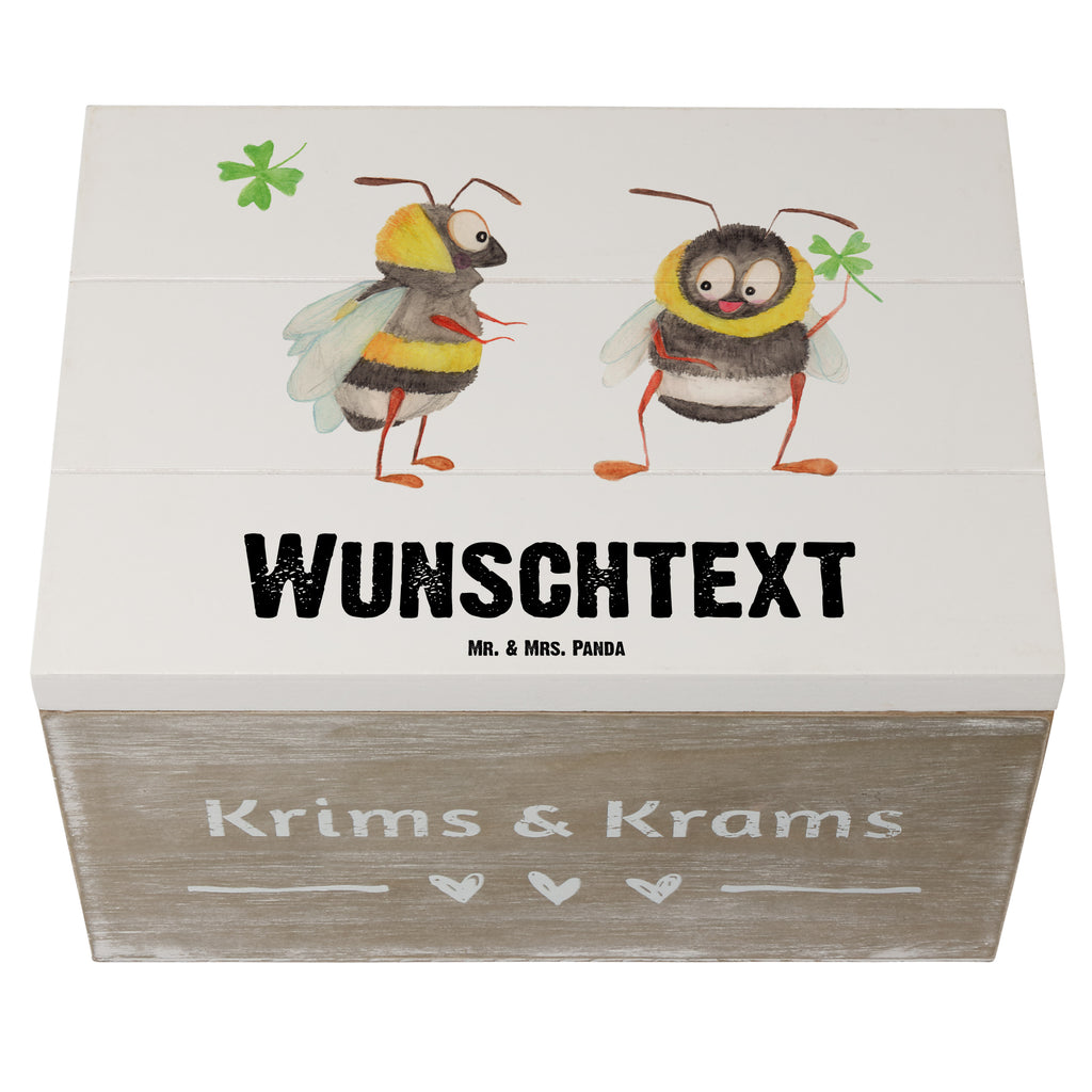 Personalisierte Holzkiste Hummeln mit Kleeblatt Holzkiste mit Namen, Kiste mit Namen, Schatzkiste mit Namen, Truhe mit Namen, Schatulle mit Namen, Erinnerungsbox mit Namen, Erinnerungskiste, mit Namen, Dekokiste mit Namen, Aufbewahrungsbox mit Namen, Holzkiste Personalisiert, Kiste Personalisiert, Schatzkiste Personalisiert, Truhe Personalisiert, Schatulle Personalisiert, Erinnerungsbox Personalisiert, Erinnerungskiste Personalisiert, Dekokiste Personalisiert, Aufbewahrungsbox Personalisiert, süße Tiermotive, gute Laune, lustige Sprüche, Tiere, Hummel, Biene, Spruch positiv, Biene Deko, Spruch schön, glücklich sein, glücklich werden, Spruch fröhlich