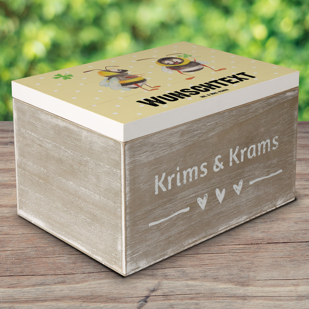 Personalisierte Holzkiste Hummeln mit Kleeblatt Holzkiste mit Namen, Kiste mit Namen, Schatzkiste mit Namen, Truhe mit Namen, Schatulle mit Namen, Erinnerungsbox mit Namen, Erinnerungskiste, mit Namen, Dekokiste mit Namen, Aufbewahrungsbox mit Namen, Holzkiste Personalisiert, Kiste Personalisiert, Schatzkiste Personalisiert, Truhe Personalisiert, Schatulle Personalisiert, Erinnerungsbox Personalisiert, Erinnerungskiste Personalisiert, Dekokiste Personalisiert, Aufbewahrungsbox Personalisiert, süße Tiermotive, gute Laune, lustige Sprüche, Tiere, Hummel, Biene, Spruch positiv, Biene Deko, Spruch schön, glücklich sein, glücklich werden, Spruch fröhlich