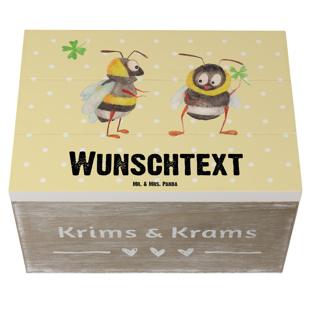 Personalisierte Holzkiste Hummeln mit Kleeblatt Holzkiste mit Namen, Kiste mit Namen, Schatzkiste mit Namen, Truhe mit Namen, Schatulle mit Namen, Erinnerungsbox mit Namen, Erinnerungskiste, mit Namen, Dekokiste mit Namen, Aufbewahrungsbox mit Namen, Holzkiste Personalisiert, Kiste Personalisiert, Schatzkiste Personalisiert, Truhe Personalisiert, Schatulle Personalisiert, Erinnerungsbox Personalisiert, Erinnerungskiste Personalisiert, Dekokiste Personalisiert, Aufbewahrungsbox Personalisiert, süße Tiermotive, gute Laune, lustige Sprüche, Tiere, Hummel, Biene, Spruch positiv, Biene Deko, Spruch schön, glücklich sein, glücklich werden, Spruch fröhlich