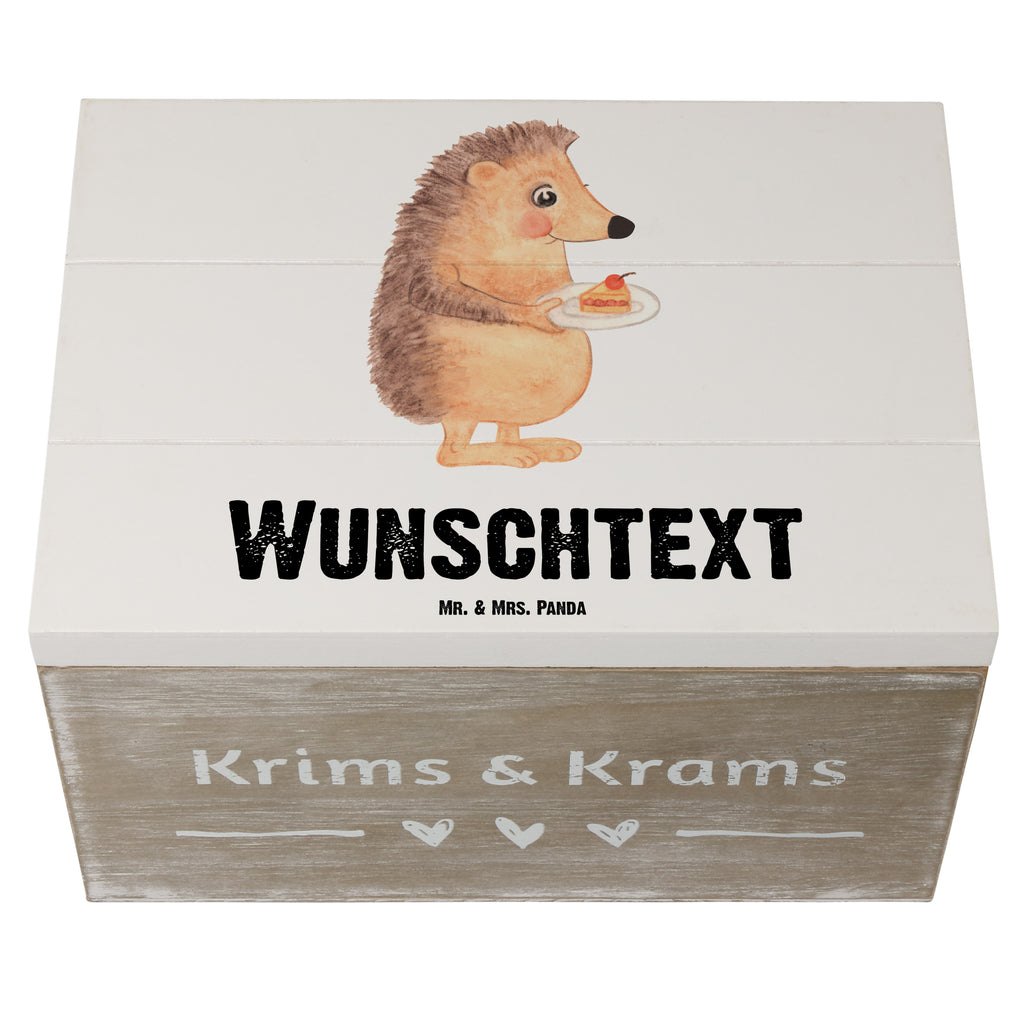 Personalisierte Holzkiste Igel mit Kuchenstück Holzkiste mit Namen, Kiste mit Namen, Schatzkiste mit Namen, Truhe mit Namen, Schatulle mit Namen, Erinnerungsbox mit Namen, Erinnerungskiste, mit Namen, Dekokiste mit Namen, Aufbewahrungsbox mit Namen, Holzkiste Personalisiert, Kiste Personalisiert, Schatzkiste Personalisiert, Truhe Personalisiert, Schatulle Personalisiert, Erinnerungsbox Personalisiert, Erinnerungskiste Personalisiert, Dekokiste Personalisiert, Aufbewahrungsbox Personalisiert, süße Tiermotive, gute Laune, lustige Sprüche, Tiere, Igel, Essen Spruch, Kuchen, Backen Geschenk, Kuchen backen, Einladung Party, Geburtstagskuchen, Torte