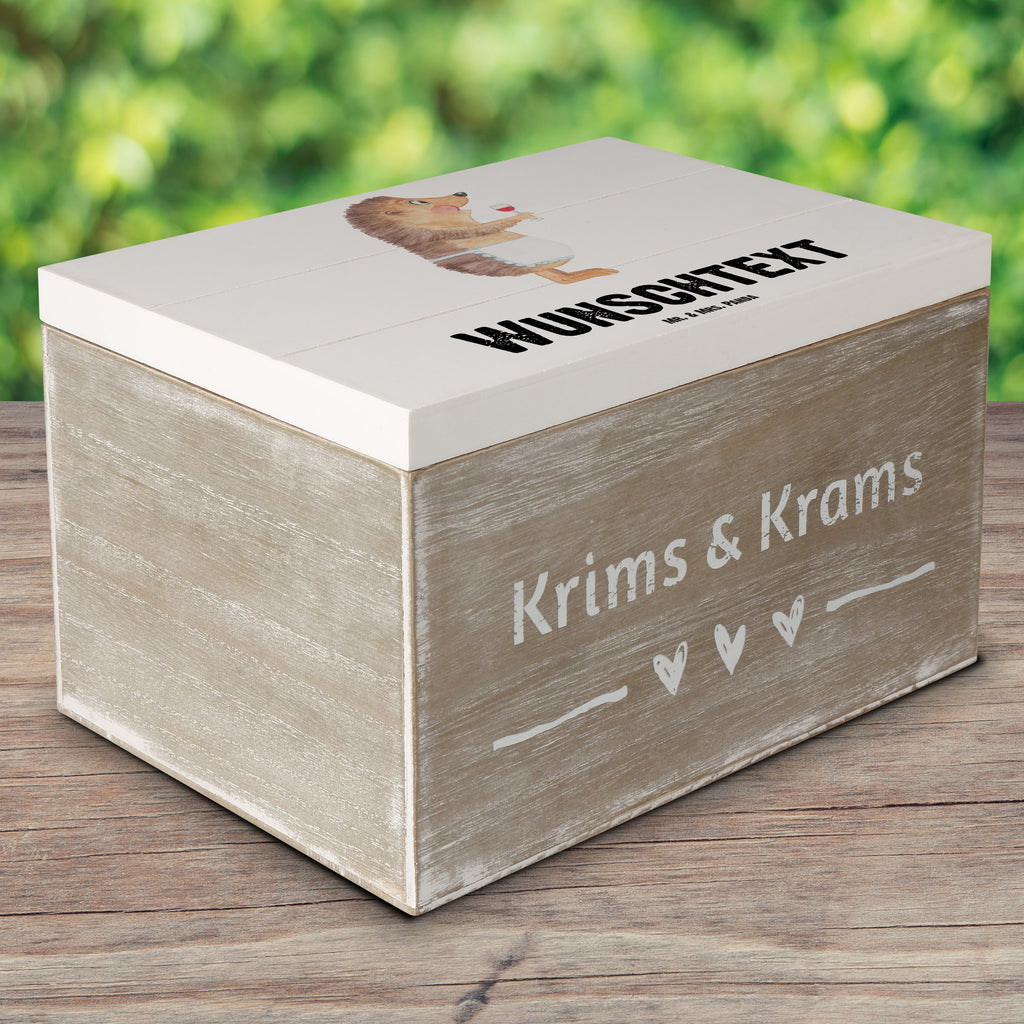 Personalisierte Holzkiste Igel mit Wein Holzkiste mit Namen, Kiste mit Namen, Schatzkiste mit Namen, Truhe mit Namen, Schatulle mit Namen, Erinnerungsbox mit Namen, Erinnerungskiste, mit Namen, Dekokiste mit Namen, Aufbewahrungsbox mit Namen, Holzkiste Personalisiert, Kiste Personalisiert, Schatzkiste Personalisiert, Truhe Personalisiert, Schatulle Personalisiert, Erinnerungsbox Personalisiert, Erinnerungskiste Personalisiert, Dekokiste Personalisiert, Aufbewahrungsbox Personalisiert, süße Tiermotive, gute Laune, lustige Sprüche, Tiere, Wein Spruch, Igel, Geschenk Weintrinker, Geschenk Weinliebhaber, Wein Deko, Weinglas, Rotwein, Weißwein, Wein trinken