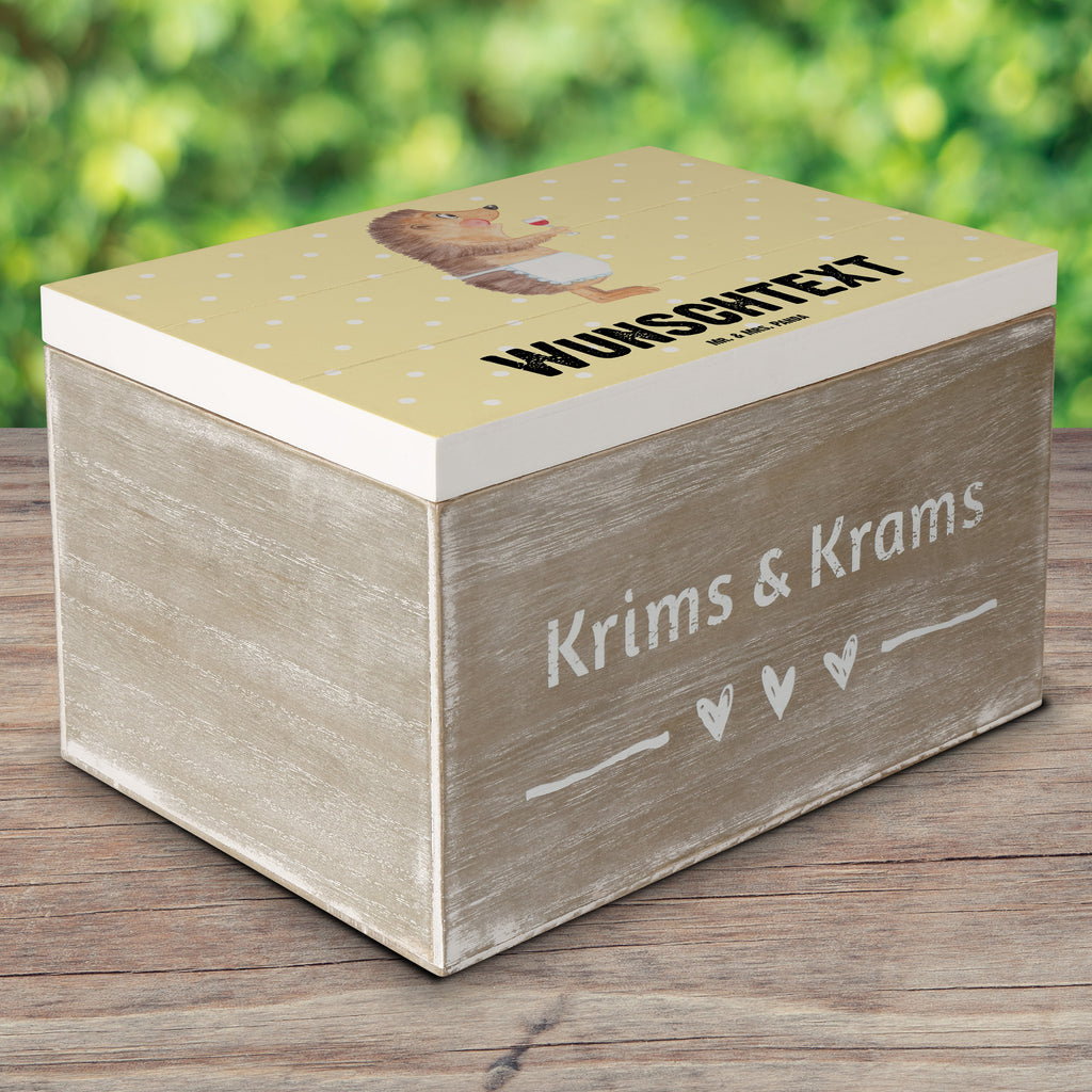 Personalisierte Holzkiste Igel mit Wein Holzkiste mit Namen, Kiste mit Namen, Schatzkiste mit Namen, Truhe mit Namen, Schatulle mit Namen, Erinnerungsbox mit Namen, Erinnerungskiste, mit Namen, Dekokiste mit Namen, Aufbewahrungsbox mit Namen, Holzkiste Personalisiert, Kiste Personalisiert, Schatzkiste Personalisiert, Truhe Personalisiert, Schatulle Personalisiert, Erinnerungsbox Personalisiert, Erinnerungskiste Personalisiert, Dekokiste Personalisiert, Aufbewahrungsbox Personalisiert, süße Tiermotive, gute Laune, lustige Sprüche, Tiere, Wein Spruch, Igel, Geschenk Weintrinker, Geschenk Weinliebhaber, Wein Deko, Weinglas, Rotwein, Weißwein, Wein trinken