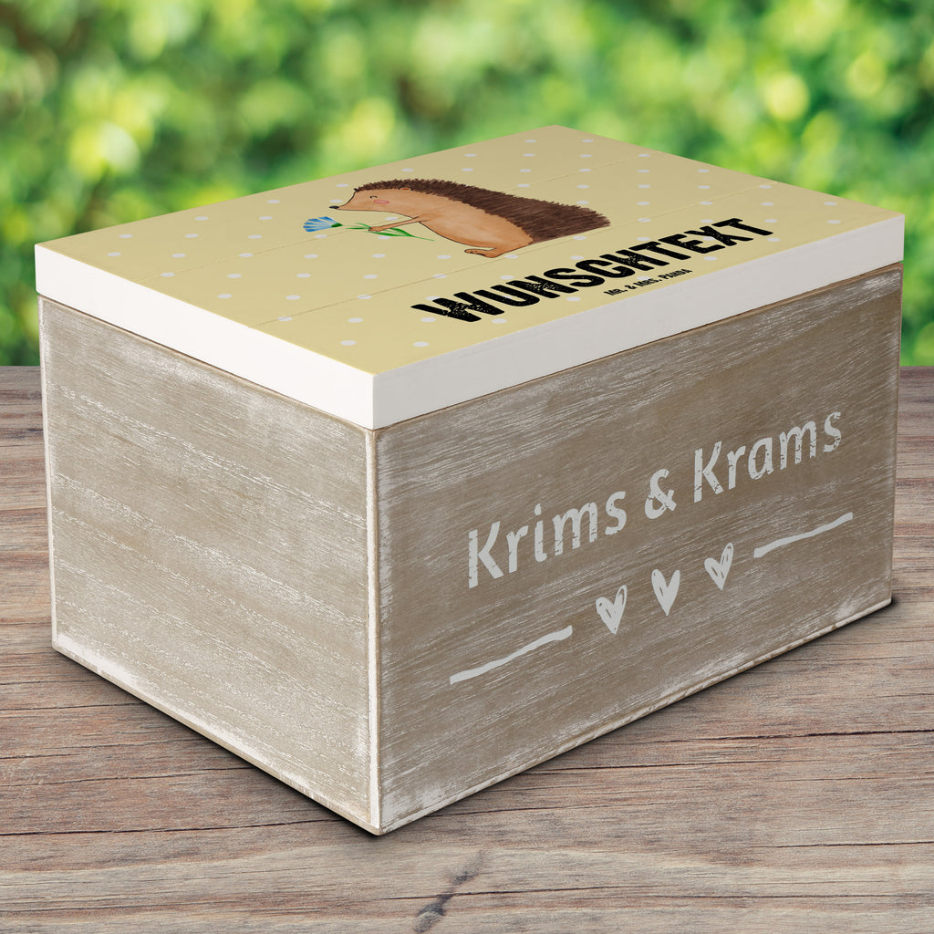 Personalisierte Holzkiste Igel mit Blume Holzkiste mit Namen, Kiste mit Namen, Schatzkiste mit Namen, Truhe mit Namen, Schatulle mit Namen, Erinnerungsbox mit Namen, Erinnerungskiste, mit Namen, Dekokiste mit Namen, Aufbewahrungsbox mit Namen, Holzkiste Personalisiert, Kiste Personalisiert, Schatzkiste Personalisiert, Truhe Personalisiert, Schatulle Personalisiert, Erinnerungsbox Personalisiert, Erinnerungskiste Personalisiert, Dekokiste Personalisiert, Aufbewahrungsbox Personalisiert, süße Tiermotive, gute Laune, lustige Sprüche, Tiere, Igel, Gute Besserung, Genesungswünsche, Krankheit, Krankenhaus, krank, Besuch