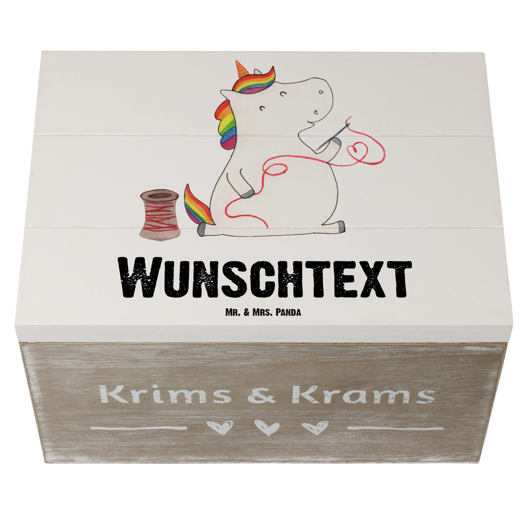 Personalisierte Holzkiste Einhorn Näherin Holzkiste mit Namen, Kiste mit Namen, Schatzkiste mit Namen, Truhe mit Namen, Schatulle mit Namen, Erinnerungsbox mit Namen, Erinnerungskiste, mit Namen, Dekokiste mit Namen, Aufbewahrungsbox mit Namen, Holzkiste Personalisiert, Kiste Personalisiert, Schatzkiste Personalisiert, Truhe Personalisiert, Schatulle Personalisiert, Erinnerungsbox Personalisiert, Erinnerungskiste Personalisiert, Dekokiste Personalisiert, Aufbewahrungsbox Personalisiert, Einhorn, Einhörner, Einhorn Deko, Pegasus, Unicorn, Näherin, nähen, Mädchen, Freundin, Häkeln, Stricken, basteln, Nähzimmer