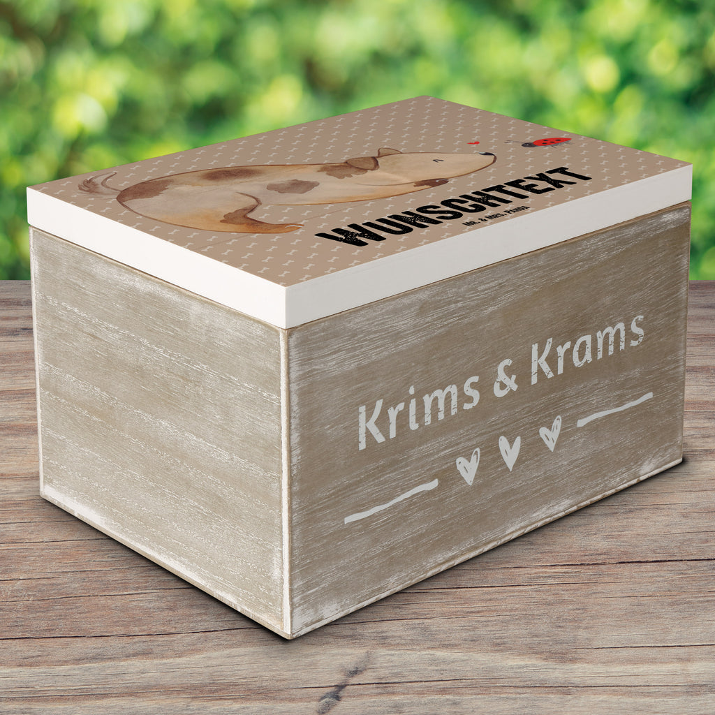 Personalisierte Holzkiste Hund Marienkäfer Holzkiste mit Namen, Kiste mit Namen, Schatzkiste mit Namen, Truhe mit Namen, Schatulle mit Namen, Erinnerungsbox mit Namen, Erinnerungskiste, mit Namen, Dekokiste mit Namen, Aufbewahrungsbox mit Namen, Holzkiste Personalisiert, Kiste Personalisiert, Schatzkiste Personalisiert, Truhe Personalisiert, Schatulle Personalisiert, Erinnerungsbox Personalisiert, Erinnerungskiste Personalisiert, Dekokiste Personalisiert, Aufbewahrungsbox Personalisiert, Hund, Hundemotiv, Haustier, Hunderasse, Tierliebhaber, Hundebesitzer, Sprüche, Hunde, Hundespruch, Marienkäfer, Mischling, Mischlinghund