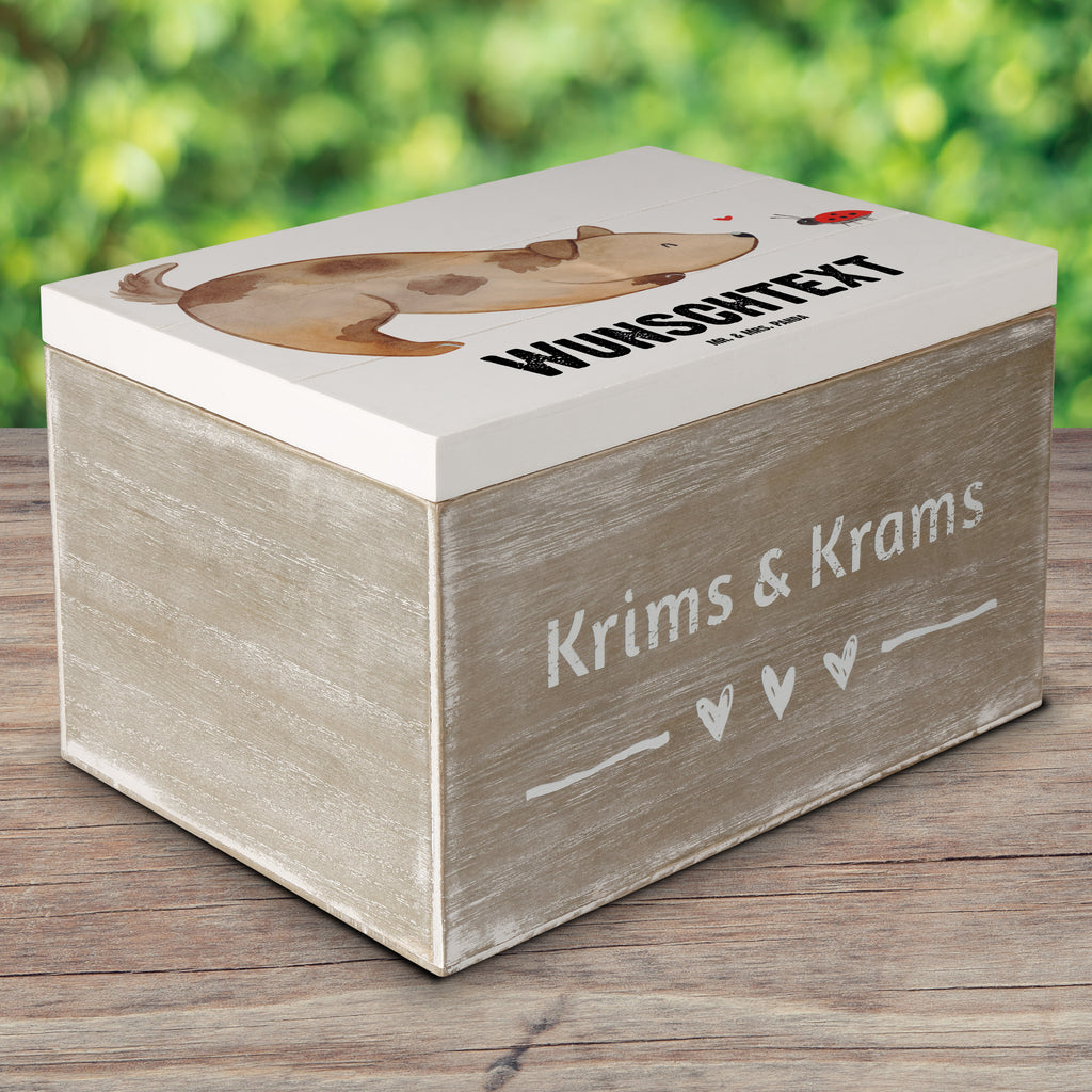 Personalisierte Holzkiste Hund Marienkäfer Holzkiste mit Namen, Kiste mit Namen, Schatzkiste mit Namen, Truhe mit Namen, Schatulle mit Namen, Erinnerungsbox mit Namen, Erinnerungskiste, mit Namen, Dekokiste mit Namen, Aufbewahrungsbox mit Namen, Holzkiste Personalisiert, Kiste Personalisiert, Schatzkiste Personalisiert, Truhe Personalisiert, Schatulle Personalisiert, Erinnerungsbox Personalisiert, Erinnerungskiste Personalisiert, Dekokiste Personalisiert, Aufbewahrungsbox Personalisiert, Hund, Hundemotiv, Haustier, Hunderasse, Tierliebhaber, Hundebesitzer, Sprüche, Hunde, Hundespruch, Marienkäfer, Mischling, Mischlinghund