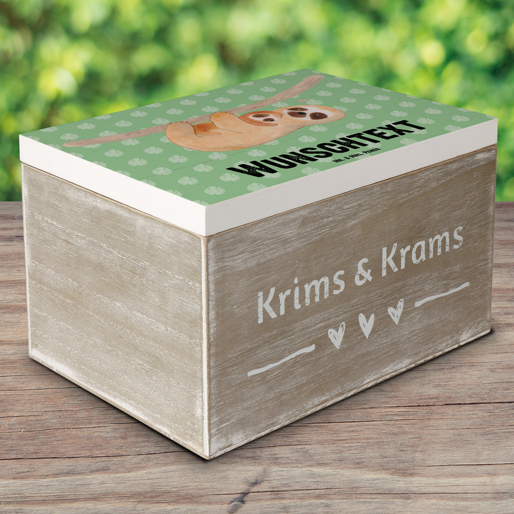 Personalisierte Holzkiste Faultier mit Kind Holzkiste mit Namen, Kiste mit Namen, Schatzkiste mit Namen, Truhe mit Namen, Schatulle mit Namen, Erinnerungsbox mit Namen, Erinnerungskiste, mit Namen, Dekokiste mit Namen, Aufbewahrungsbox mit Namen, Holzkiste Personalisiert, Kiste Personalisiert, Schatzkiste Personalisiert, Truhe Personalisiert, Schatulle Personalisiert, Erinnerungsbox Personalisiert, Erinnerungskiste Personalisiert, Dekokiste Personalisiert, Aufbewahrungsbox Personalisiert, Faultier, Faultier Geschenk, Faultier Deko, Kind, Baby, Liebe, Mutter, Mama, Geburt, Kinder, Faulheit, Spaß, Niedlichkeit