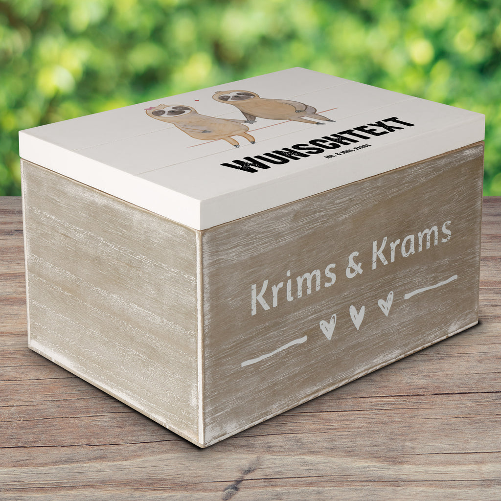 Personalisierte Holzkiste Faultier Pärchen Holzkiste mit Namen, Kiste mit Namen, Schatzkiste mit Namen, Truhe mit Namen, Schatulle mit Namen, Erinnerungsbox mit Namen, Erinnerungskiste, mit Namen, Dekokiste mit Namen, Aufbewahrungsbox mit Namen, Holzkiste Personalisiert, Kiste Personalisiert, Schatzkiste Personalisiert, Truhe Personalisiert, Schatulle Personalisiert, Erinnerungsbox Personalisiert, Erinnerungskiste Personalisiert, Dekokiste Personalisiert, Aufbewahrungsbox Personalisiert, Faultier, Faultier Geschenk, Faultier Deko, Faultiere, faul, Lieblingstier, Liebe, Liebespaar, Faultierliebe, Faultierpärchen, verliebt, verlobt, gemeinsam, relaxen, Pärchen, Beziehung, Langsamkeit