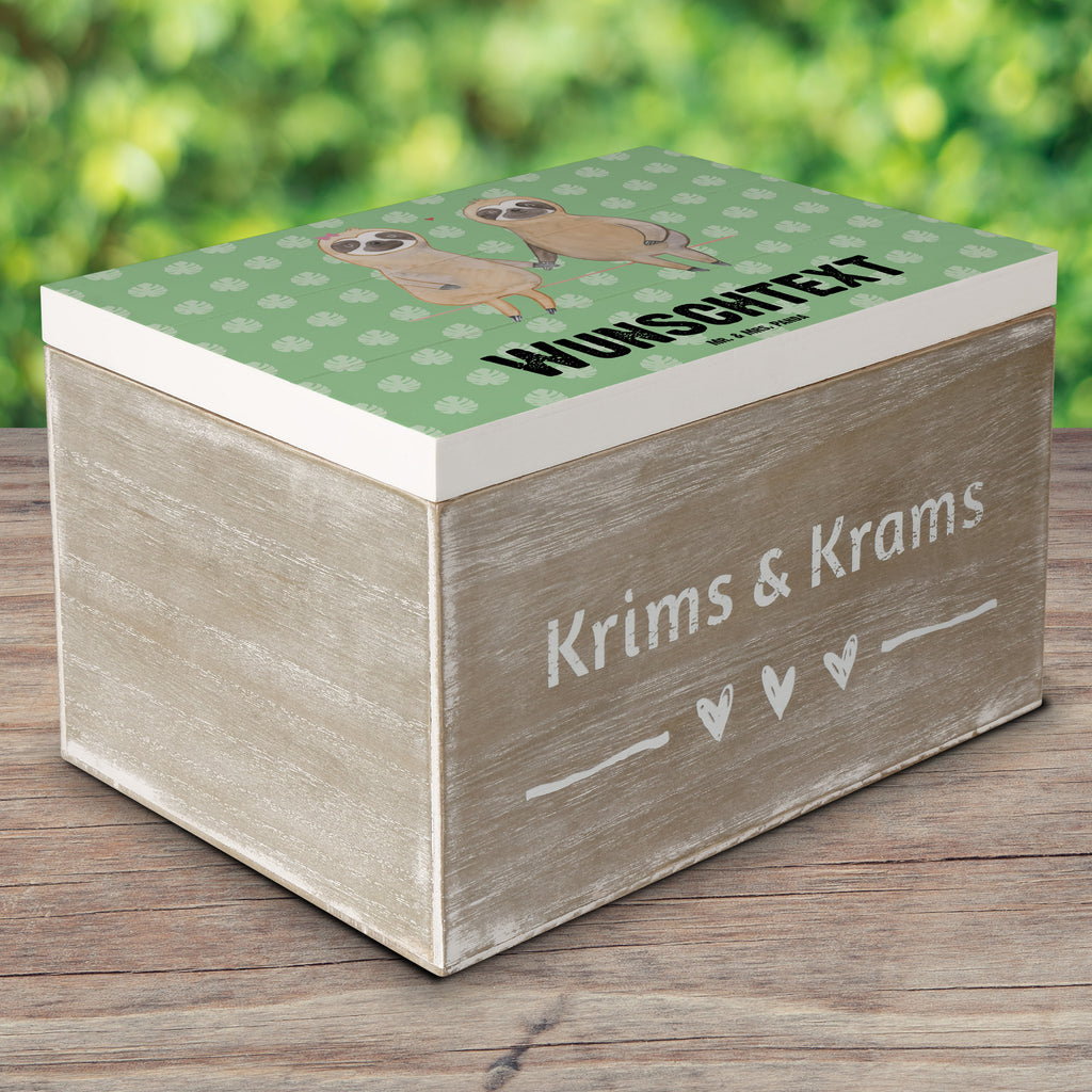 Personalisierte Holzkiste Faultier Pärchen Holzkiste mit Namen, Kiste mit Namen, Schatzkiste mit Namen, Truhe mit Namen, Schatulle mit Namen, Erinnerungsbox mit Namen, Erinnerungskiste, mit Namen, Dekokiste mit Namen, Aufbewahrungsbox mit Namen, Holzkiste Personalisiert, Kiste Personalisiert, Schatzkiste Personalisiert, Truhe Personalisiert, Schatulle Personalisiert, Erinnerungsbox Personalisiert, Erinnerungskiste Personalisiert, Dekokiste Personalisiert, Aufbewahrungsbox Personalisiert, Faultier, Faultier Geschenk, Faultier Deko, Faultiere, faul, Lieblingstier, Liebe, Liebespaar, Faultierliebe, Faultierpärchen, verliebt, verlobt, gemeinsam, relaxen, Pärchen, Beziehung, Langsamkeit