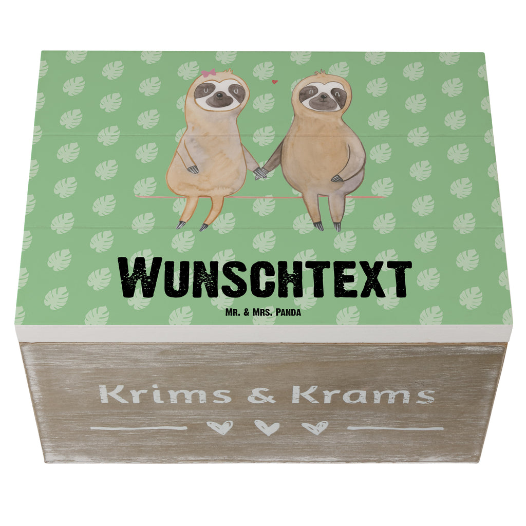 Personalisierte Holzkiste Faultier Pärchen Holzkiste mit Namen, Kiste mit Namen, Schatzkiste mit Namen, Truhe mit Namen, Schatulle mit Namen, Erinnerungsbox mit Namen, Erinnerungskiste, mit Namen, Dekokiste mit Namen, Aufbewahrungsbox mit Namen, Holzkiste Personalisiert, Kiste Personalisiert, Schatzkiste Personalisiert, Truhe Personalisiert, Schatulle Personalisiert, Erinnerungsbox Personalisiert, Erinnerungskiste Personalisiert, Dekokiste Personalisiert, Aufbewahrungsbox Personalisiert, Faultier, Faultier Geschenk, Faultier Deko, Faultiere, faul, Lieblingstier, Liebe, Liebespaar, Faultierliebe, Faultierpärchen, verliebt, verlobt, gemeinsam, relaxen, Pärchen, Beziehung, Langsamkeit