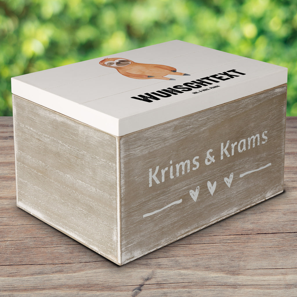 Personalisierte Holzkiste Faultier Zufrieden Holzkiste mit Namen, Kiste mit Namen, Schatzkiste mit Namen, Truhe mit Namen, Schatulle mit Namen, Erinnerungsbox mit Namen, Erinnerungskiste, mit Namen, Dekokiste mit Namen, Aufbewahrungsbox mit Namen, Holzkiste Personalisiert, Kiste Personalisiert, Schatzkiste Personalisiert, Truhe Personalisiert, Schatulle Personalisiert, Erinnerungsbox Personalisiert, Erinnerungskiste Personalisiert, Dekokiste Personalisiert, Aufbewahrungsbox Personalisiert, Faultier, Faultier Geschenk, Faultier Deko, Faultiere, faul, Lieblingstier, Pause, relaxen, Glück, glücklich, zufrieden, happy, Zufriedenheit, Gelassenheit, Ruhe, Frieden