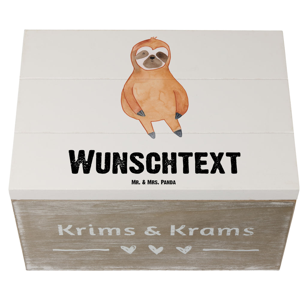 Personalisierte Holzkiste Faultier Zufrieden Holzkiste mit Namen, Kiste mit Namen, Schatzkiste mit Namen, Truhe mit Namen, Schatulle mit Namen, Erinnerungsbox mit Namen, Erinnerungskiste, mit Namen, Dekokiste mit Namen, Aufbewahrungsbox mit Namen, Holzkiste Personalisiert, Kiste Personalisiert, Schatzkiste Personalisiert, Truhe Personalisiert, Schatulle Personalisiert, Erinnerungsbox Personalisiert, Erinnerungskiste Personalisiert, Dekokiste Personalisiert, Aufbewahrungsbox Personalisiert, Faultier, Faultier Geschenk, Faultier Deko, Faultiere, faul, Lieblingstier, Pause, relaxen, Glück, glücklich, zufrieden, happy, Zufriedenheit, Gelassenheit, Ruhe, Frieden
