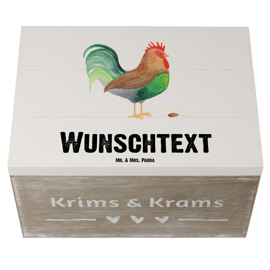 Personalisierte Holzkiste Hahn mit Korn Holzkiste mit Namen, Kiste mit Namen, Schatzkiste mit Namen, Truhe mit Namen, Schatulle mit Namen, Erinnerungsbox mit Namen, Erinnerungskiste, mit Namen, Dekokiste mit Namen, Aufbewahrungsbox mit Namen, Holzkiste Personalisiert, Kiste Personalisiert, Schatzkiste Personalisiert, Truhe Personalisiert, Schatulle Personalisiert, Erinnerungsbox Personalisiert, Erinnerungskiste Personalisiert, Dekokiste Personalisiert, Aufbewahrungsbox Personalisiert, Bauernhof, Hoftiere, Landwirt, Landwirtin, Hahn, Korn, Henne, Eier, Natur