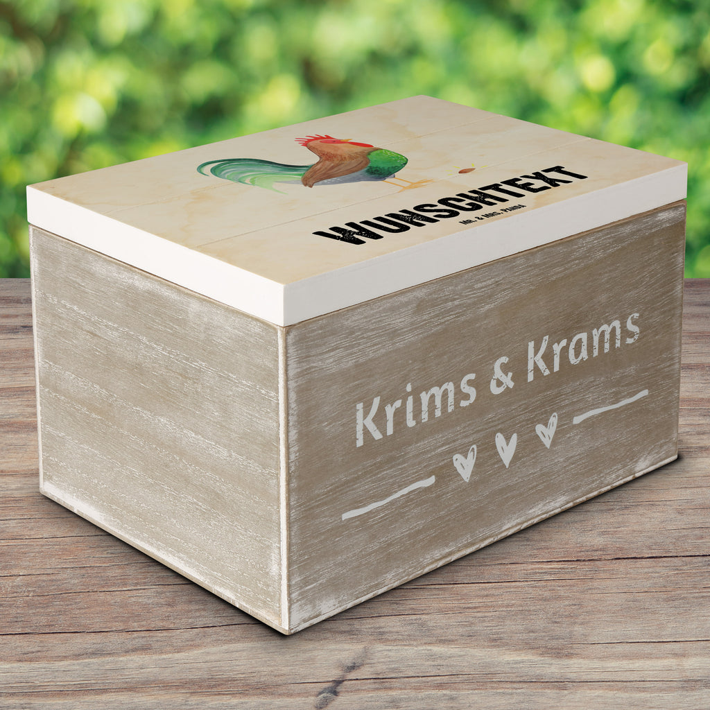 Personalisierte Holzkiste Hahn mit Korn Holzkiste mit Namen, Kiste mit Namen, Schatzkiste mit Namen, Truhe mit Namen, Schatulle mit Namen, Erinnerungsbox mit Namen, Erinnerungskiste, mit Namen, Dekokiste mit Namen, Aufbewahrungsbox mit Namen, Holzkiste Personalisiert, Kiste Personalisiert, Schatzkiste Personalisiert, Truhe Personalisiert, Schatulle Personalisiert, Erinnerungsbox Personalisiert, Erinnerungskiste Personalisiert, Dekokiste Personalisiert, Aufbewahrungsbox Personalisiert, Bauernhof, Hoftiere, Landwirt, Landwirtin, Hahn, Korn, Henne, Eier, Natur