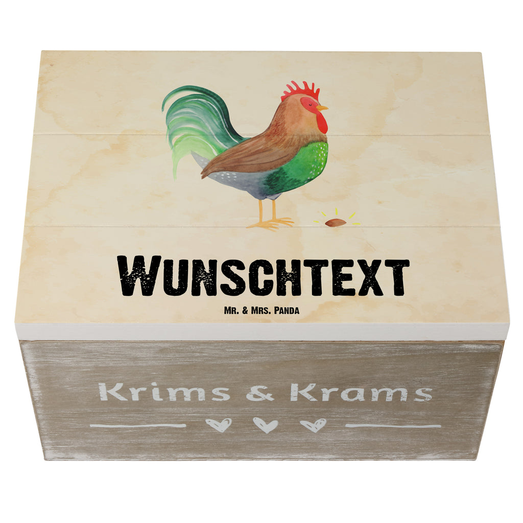 Personalisierte Holzkiste Hahn mit Korn Holzkiste mit Namen, Kiste mit Namen, Schatzkiste mit Namen, Truhe mit Namen, Schatulle mit Namen, Erinnerungsbox mit Namen, Erinnerungskiste, mit Namen, Dekokiste mit Namen, Aufbewahrungsbox mit Namen, Holzkiste Personalisiert, Kiste Personalisiert, Schatzkiste Personalisiert, Truhe Personalisiert, Schatulle Personalisiert, Erinnerungsbox Personalisiert, Erinnerungskiste Personalisiert, Dekokiste Personalisiert, Aufbewahrungsbox Personalisiert, Bauernhof, Hoftiere, Landwirt, Landwirtin, Hahn, Korn, Henne, Eier, Natur