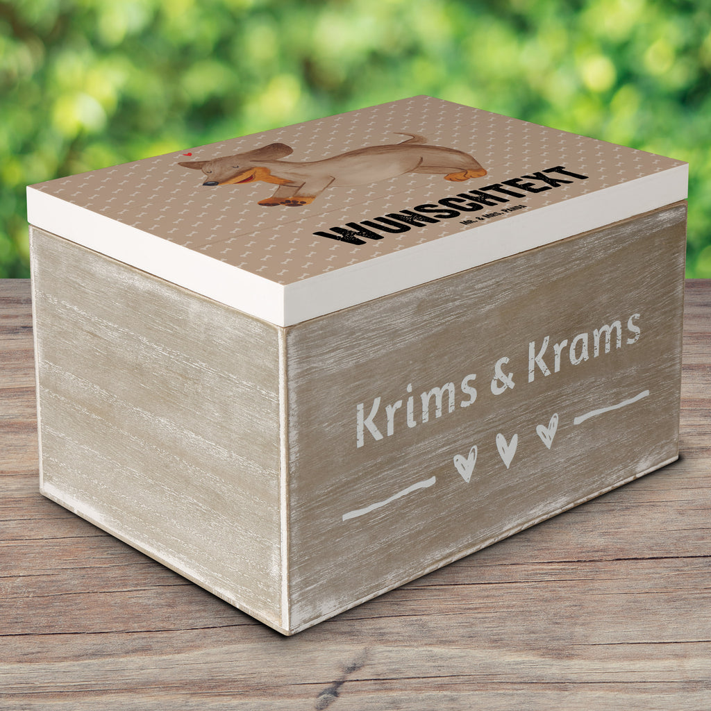 Personalisierte Holzkiste Hund Dackel fröhlich Holzkiste mit Namen, Kiste mit Namen, Schatzkiste mit Namen, Truhe mit Namen, Schatulle mit Namen, Erinnerungsbox mit Namen, Erinnerungskiste, mit Namen, Dekokiste mit Namen, Aufbewahrungsbox mit Namen, Holzkiste Personalisiert, Kiste Personalisiert, Schatzkiste Personalisiert, Truhe Personalisiert, Schatulle Personalisiert, Erinnerungsbox Personalisiert, Erinnerungskiste Personalisiert, Dekokiste Personalisiert, Aufbewahrungsbox Personalisiert, Hund, Hundemotiv, Haustier, Hunderasse, Tierliebhaber, Hundebesitzer, Sprüche, Hunde, Dackel, Dachshund, happy dog