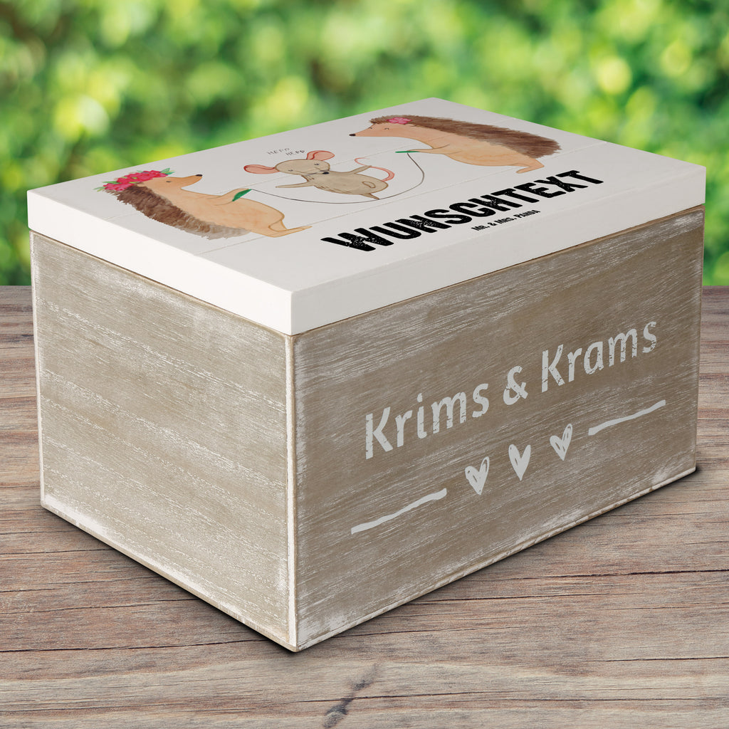 Personalisierte Holzkiste Igel Seilhüpfen Holzkiste mit Namen, Kiste mit Namen, Schatzkiste mit Namen, Truhe mit Namen, Schatulle mit Namen, Erinnerungsbox mit Namen, Erinnerungskiste, mit Namen, Dekokiste mit Namen, Aufbewahrungsbox mit Namen, Holzkiste Personalisiert, Kiste Personalisiert, Schatzkiste Personalisiert, Truhe Personalisiert, Schatulle Personalisiert, Erinnerungsbox Personalisiert, Erinnerungskiste Personalisiert, Dekokiste Personalisiert, Aufbewahrungsbox Personalisiert, süße Tiermotive, gute Laune, lustige Sprüche, Tiere, Igel, Maus, Seilspringen, Seilhüpfen, Kinder, Kindergarten