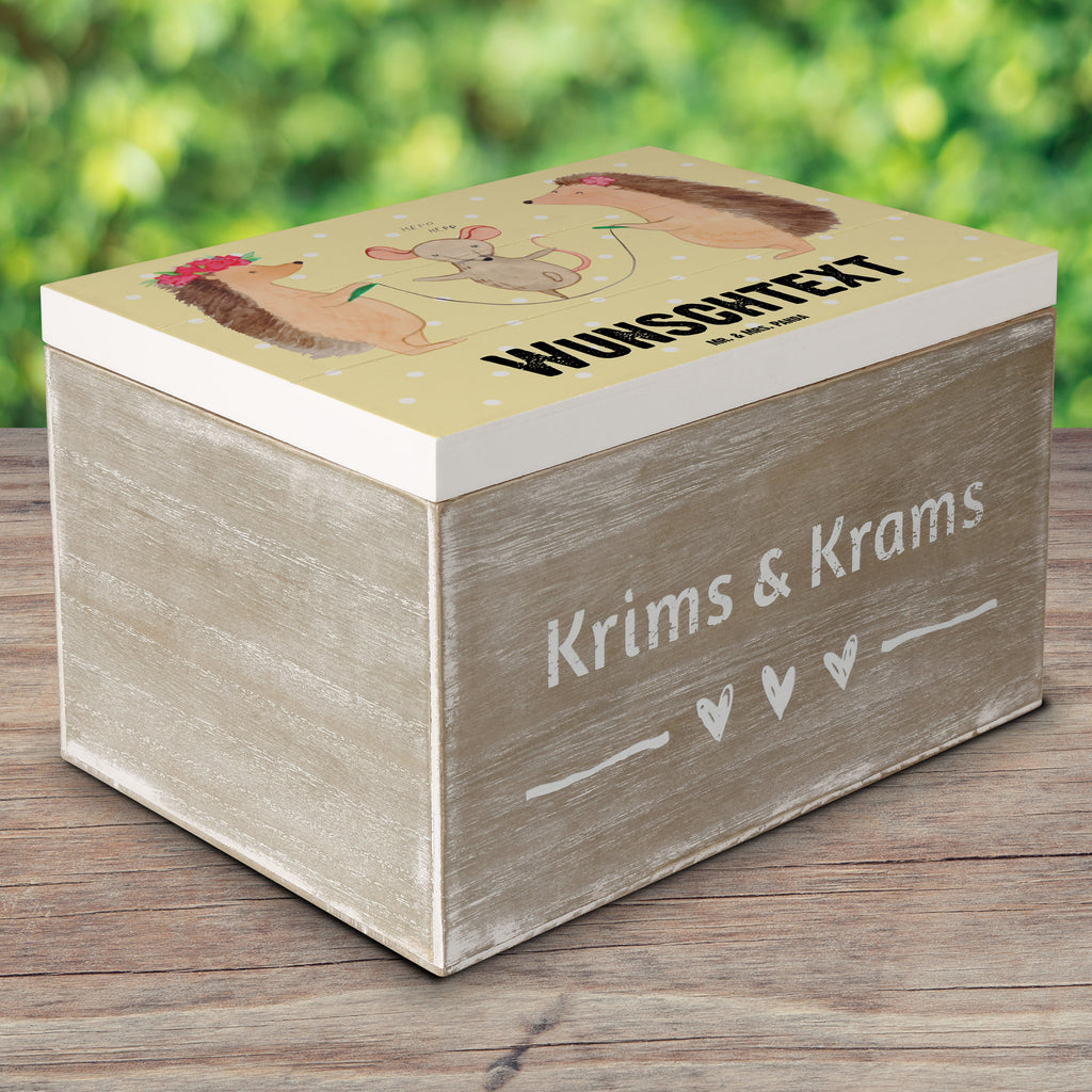 Personalisierte Holzkiste Igel Seilhüpfen Holzkiste mit Namen, Kiste mit Namen, Schatzkiste mit Namen, Truhe mit Namen, Schatulle mit Namen, Erinnerungsbox mit Namen, Erinnerungskiste, mit Namen, Dekokiste mit Namen, Aufbewahrungsbox mit Namen, Holzkiste Personalisiert, Kiste Personalisiert, Schatzkiste Personalisiert, Truhe Personalisiert, Schatulle Personalisiert, Erinnerungsbox Personalisiert, Erinnerungskiste Personalisiert, Dekokiste Personalisiert, Aufbewahrungsbox Personalisiert, süße Tiermotive, gute Laune, lustige Sprüche, Tiere, Igel, Maus, Seilspringen, Seilhüpfen, Kinder, Kindergarten