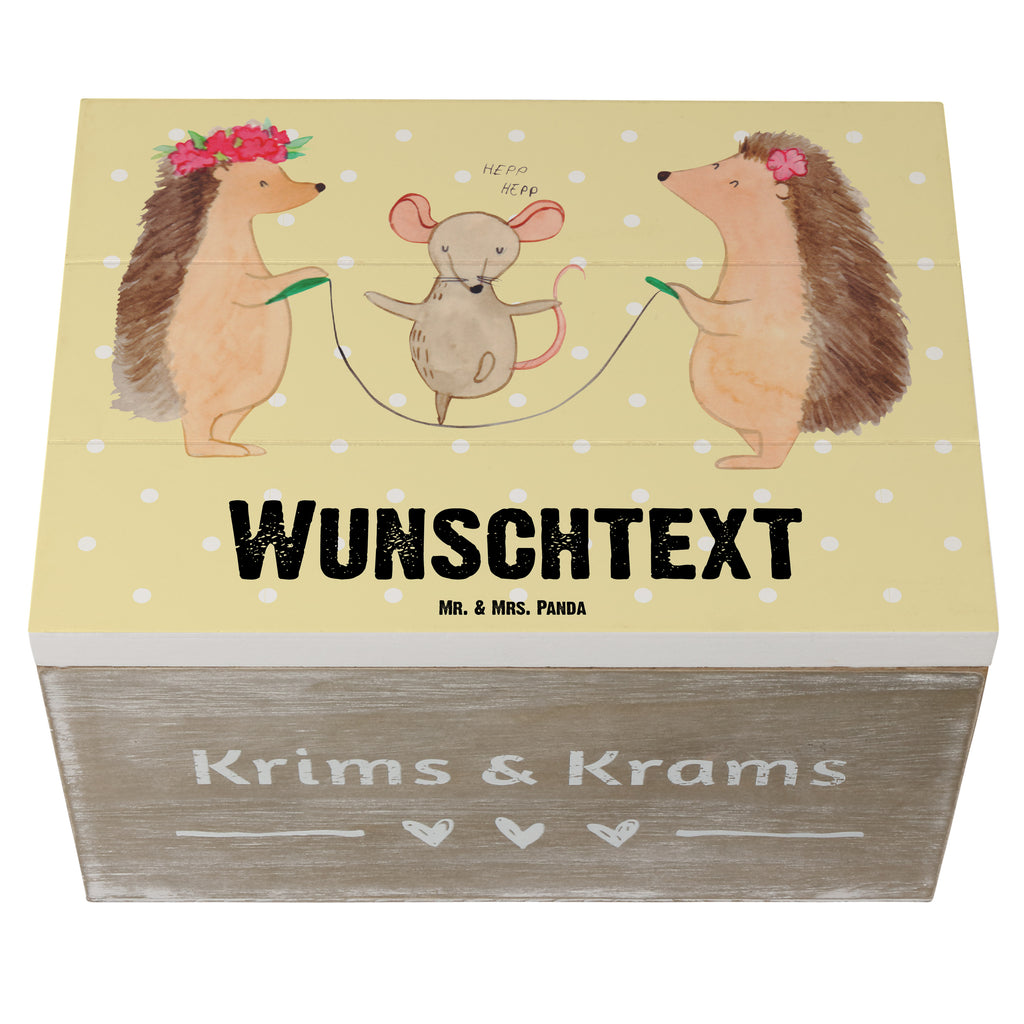 Personalisierte Holzkiste Igel Seilhüpfen Holzkiste mit Namen, Kiste mit Namen, Schatzkiste mit Namen, Truhe mit Namen, Schatulle mit Namen, Erinnerungsbox mit Namen, Erinnerungskiste, mit Namen, Dekokiste mit Namen, Aufbewahrungsbox mit Namen, Holzkiste Personalisiert, Kiste Personalisiert, Schatzkiste Personalisiert, Truhe Personalisiert, Schatulle Personalisiert, Erinnerungsbox Personalisiert, Erinnerungskiste Personalisiert, Dekokiste Personalisiert, Aufbewahrungsbox Personalisiert, süße Tiermotive, gute Laune, lustige Sprüche, Tiere, Igel, Maus, Seilspringen, Seilhüpfen, Kinder, Kindergarten