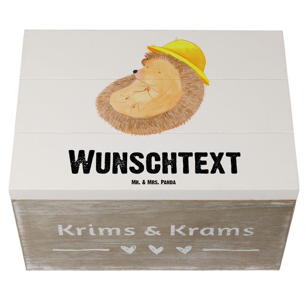 Personalisierte Holzkiste Igel betet Holzkiste mit Namen, Kiste mit Namen, Schatzkiste mit Namen, Truhe mit Namen, Schatulle mit Namen, Erinnerungsbox mit Namen, Erinnerungskiste, mit Namen, Dekokiste mit Namen, Aufbewahrungsbox mit Namen, Holzkiste Personalisiert, Kiste Personalisiert, Schatzkiste Personalisiert, Truhe Personalisiert, Schatulle Personalisiert, Erinnerungsbox Personalisiert, Erinnerungskiste Personalisiert, Dekokiste Personalisiert, Aufbewahrungsbox Personalisiert, süße Tiermotive, gute Laune, lustige Sprüche, Tiere, Igel, Igel mit Hut, Sonnenhut, Gott, Amen, beten, Leben, Dankbarkeit, Dankbar sein, dankbar, genießen