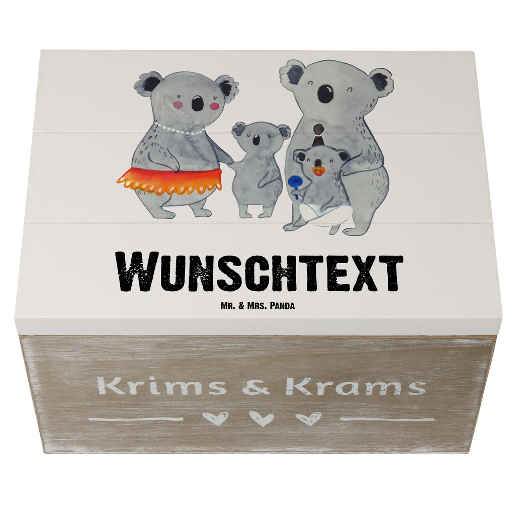 Personalisierte Holzkiste Koala Familie Holzkiste mit Namen, Kiste mit Namen, Schatzkiste mit Namen, Truhe mit Namen, Schatulle mit Namen, Erinnerungsbox mit Namen, Erinnerungskiste, mit Namen, Dekokiste mit Namen, Aufbewahrungsbox mit Namen, Holzkiste Personalisiert, Kiste Personalisiert, Schatzkiste Personalisiert, Truhe Personalisiert, Schatulle Personalisiert, Erinnerungsbox Personalisiert, Erinnerungskiste Personalisiert, Dekokiste Personalisiert, Aufbewahrungsbox Personalisiert, Familie, Vatertag, Muttertag, Bruder, Schwester, Mama, Papa, Oma, Opa, Koala, Koalas, Family, Kinder, Geschwister, Familienleben