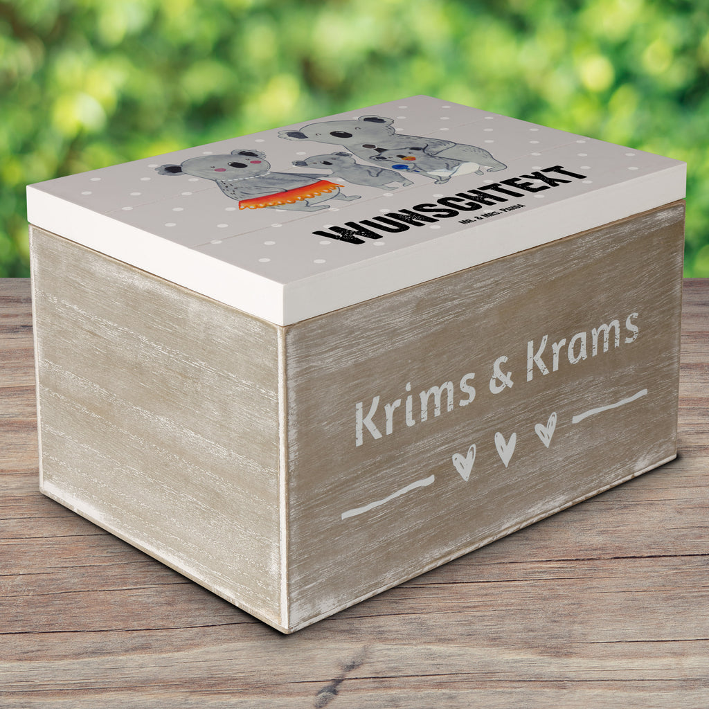 Personalisierte Holzkiste Koala Familie Holzkiste mit Namen, Kiste mit Namen, Schatzkiste mit Namen, Truhe mit Namen, Schatulle mit Namen, Erinnerungsbox mit Namen, Erinnerungskiste, mit Namen, Dekokiste mit Namen, Aufbewahrungsbox mit Namen, Holzkiste Personalisiert, Kiste Personalisiert, Schatzkiste Personalisiert, Truhe Personalisiert, Schatulle Personalisiert, Erinnerungsbox Personalisiert, Erinnerungskiste Personalisiert, Dekokiste Personalisiert, Aufbewahrungsbox Personalisiert, Familie, Vatertag, Muttertag, Bruder, Schwester, Mama, Papa, Oma, Opa, Koala, Koalas, Family, Kinder, Geschwister, Familienleben