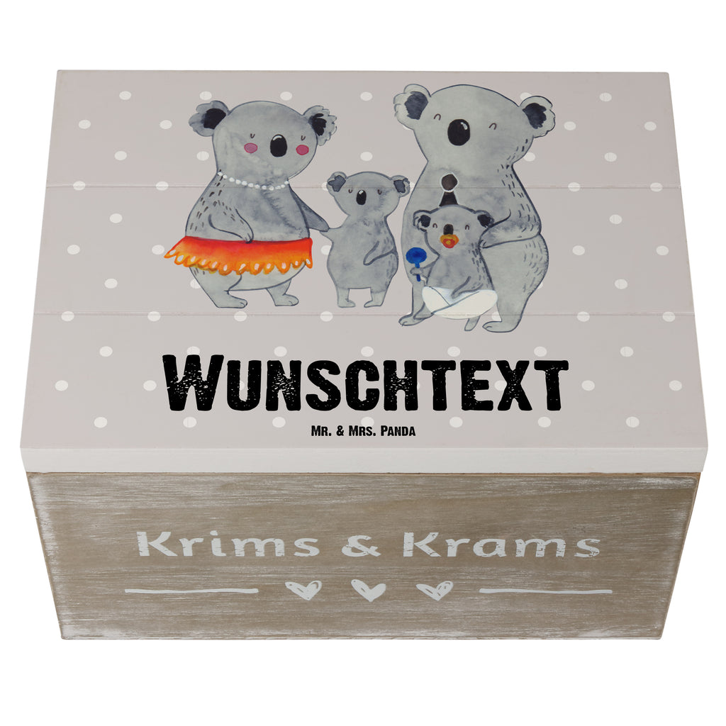 Personalisierte Holzkiste Koala Familie Holzkiste mit Namen, Kiste mit Namen, Schatzkiste mit Namen, Truhe mit Namen, Schatulle mit Namen, Erinnerungsbox mit Namen, Erinnerungskiste, mit Namen, Dekokiste mit Namen, Aufbewahrungsbox mit Namen, Holzkiste Personalisiert, Kiste Personalisiert, Schatzkiste Personalisiert, Truhe Personalisiert, Schatulle Personalisiert, Erinnerungsbox Personalisiert, Erinnerungskiste Personalisiert, Dekokiste Personalisiert, Aufbewahrungsbox Personalisiert, Familie, Vatertag, Muttertag, Bruder, Schwester, Mama, Papa, Oma, Opa, Koala, Koalas, Family, Kinder, Geschwister, Familienleben