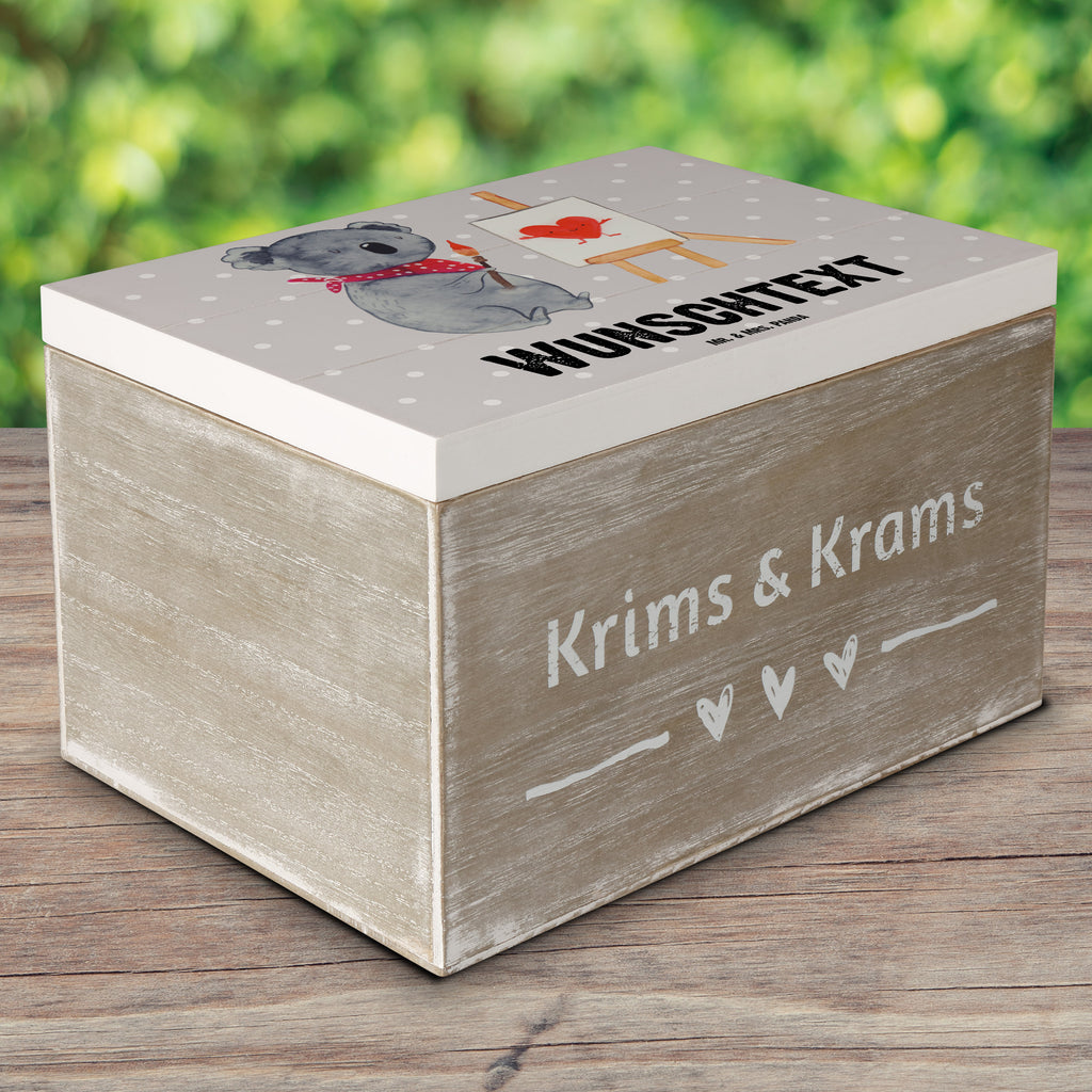 Personalisierte Holzkiste Koala Künstler Holzkiste mit Namen, Kiste mit Namen, Schatzkiste mit Namen, Truhe mit Namen, Schatulle mit Namen, Erinnerungsbox mit Namen, Erinnerungskiste, mit Namen, Dekokiste mit Namen, Aufbewahrungsbox mit Namen, Holzkiste Personalisiert, Kiste Personalisiert, Schatzkiste Personalisiert, Truhe Personalisiert, Schatulle Personalisiert, Erinnerungsbox Personalisiert, Erinnerungskiste Personalisiert, Dekokiste Personalisiert, Aufbewahrungsbox Personalisiert, Koala, Koalabär, Liebe, Liebensbeweis, Liebesgeschenk, Gefühle, Künstler, zeichnen