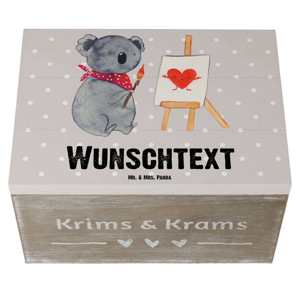 Personalisierte Holzkiste Koala Künstler Holzkiste mit Namen, Kiste mit Namen, Schatzkiste mit Namen, Truhe mit Namen, Schatulle mit Namen, Erinnerungsbox mit Namen, Erinnerungskiste, mit Namen, Dekokiste mit Namen, Aufbewahrungsbox mit Namen, Holzkiste Personalisiert, Kiste Personalisiert, Schatzkiste Personalisiert, Truhe Personalisiert, Schatulle Personalisiert, Erinnerungsbox Personalisiert, Erinnerungskiste Personalisiert, Dekokiste Personalisiert, Aufbewahrungsbox Personalisiert, Koala, Koalabär, Liebe, Liebensbeweis, Liebesgeschenk, Gefühle, Künstler, zeichnen