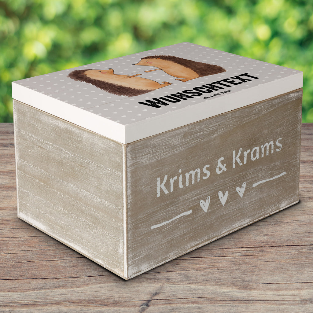 Personalisierte Holzkiste Igel Liebe Holzkiste mit Namen, Kiste mit Namen, Schatzkiste mit Namen, Truhe mit Namen, Schatulle mit Namen, Erinnerungsbox mit Namen, Erinnerungskiste, mit Namen, Dekokiste mit Namen, Aufbewahrungsbox mit Namen, Holzkiste Personalisiert, Kiste Personalisiert, Schatzkiste Personalisiert, Truhe Personalisiert, Schatulle Personalisiert, Erinnerungsbox Personalisiert, Erinnerungskiste Personalisiert, Dekokiste Personalisiert, Aufbewahrungsbox Personalisiert, Liebe, Partner, Freund, Freundin, Ehemann, Ehefrau, Heiraten, Verlobung, Heiratsantrag, Liebesgeschenk, Jahrestag, Hocheitstag, Verliebt, Verlobt, Verheiratet, Geschenk, Liebesbeweis, Hochzeitstag, Hochzeit, Igel
